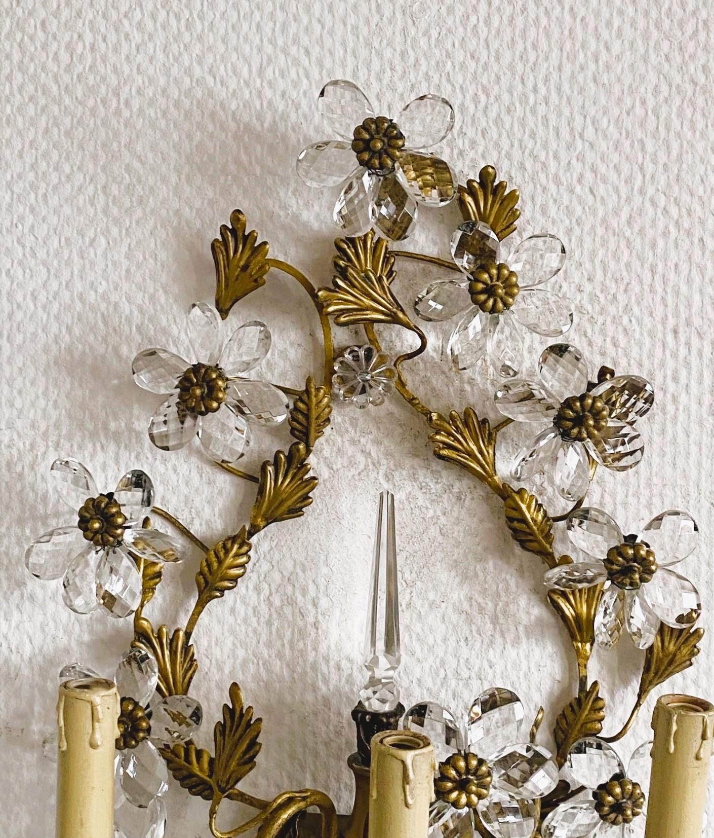 Pareja de apliques italianos de hierro forjado dorado con flores de cristal, años 30 en venta 5