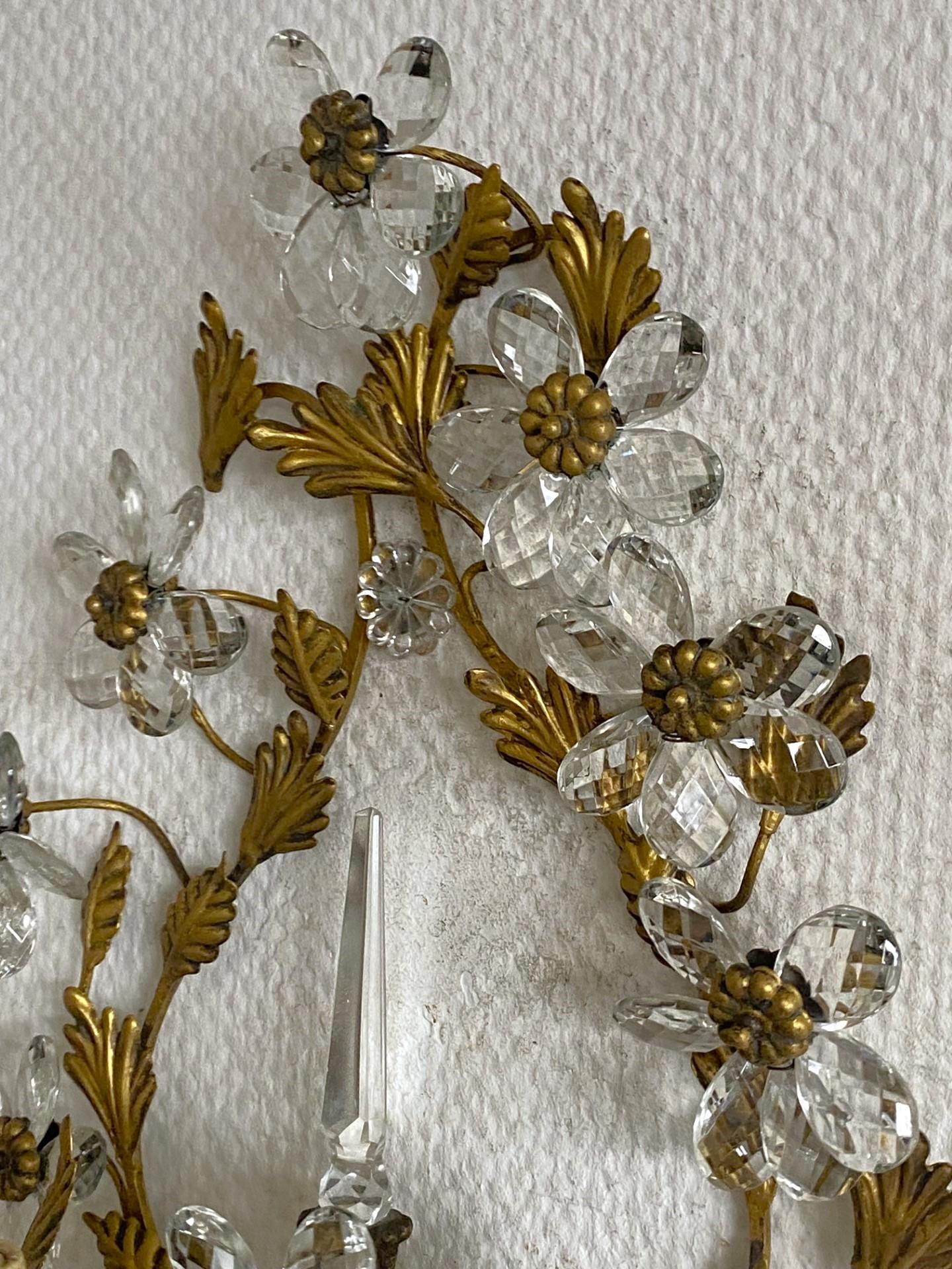 Pareja de apliques italianos de hierro forjado dorado con flores de cristal, años 30 en venta 6