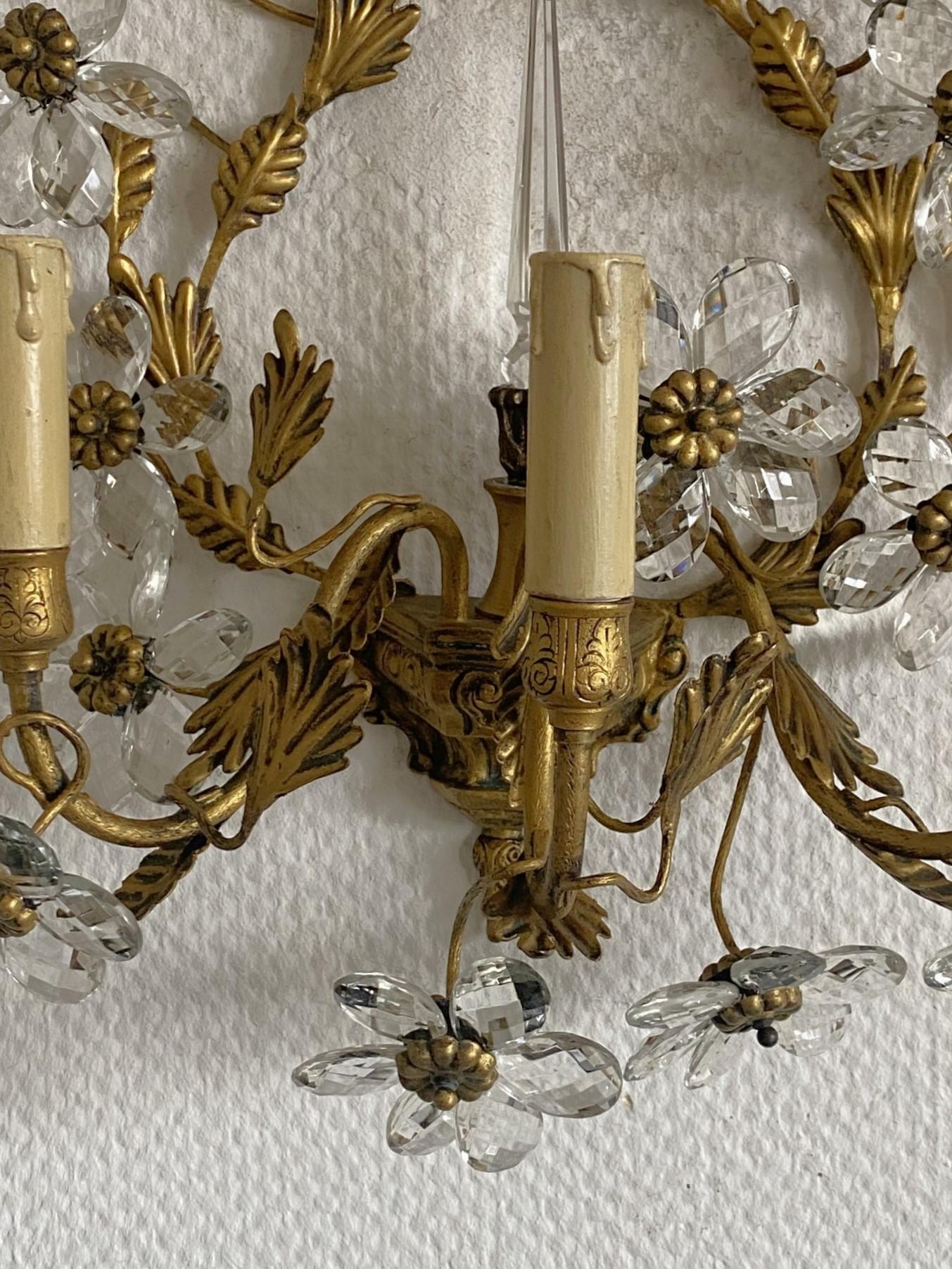 Pareja de apliques italianos de hierro forjado dorado con flores de cristal, años 30 en venta 7