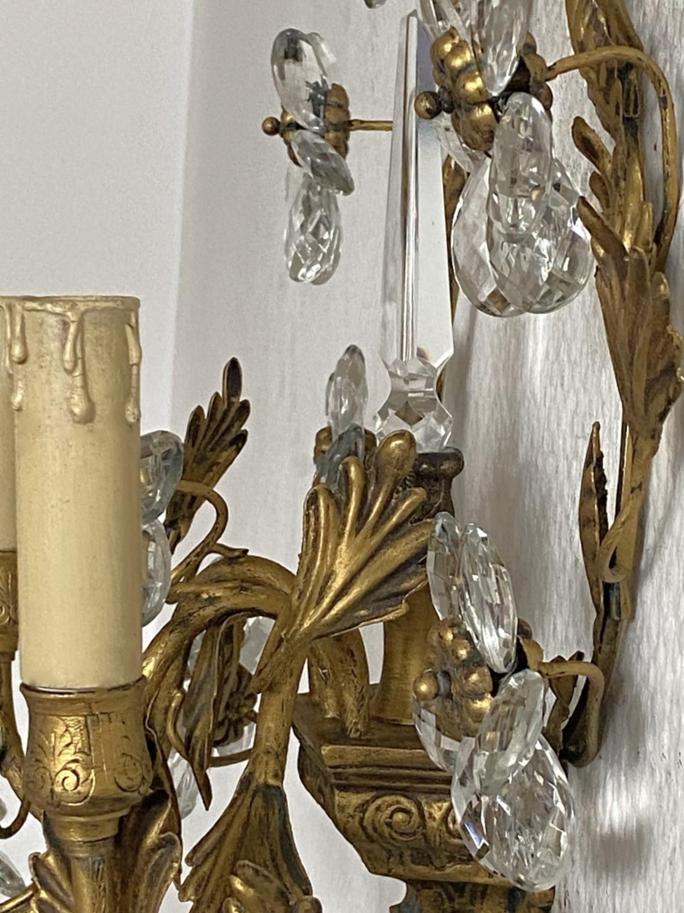 Pareja de apliques italianos de hierro forjado dorado con flores de cristal, años 30 en venta 8