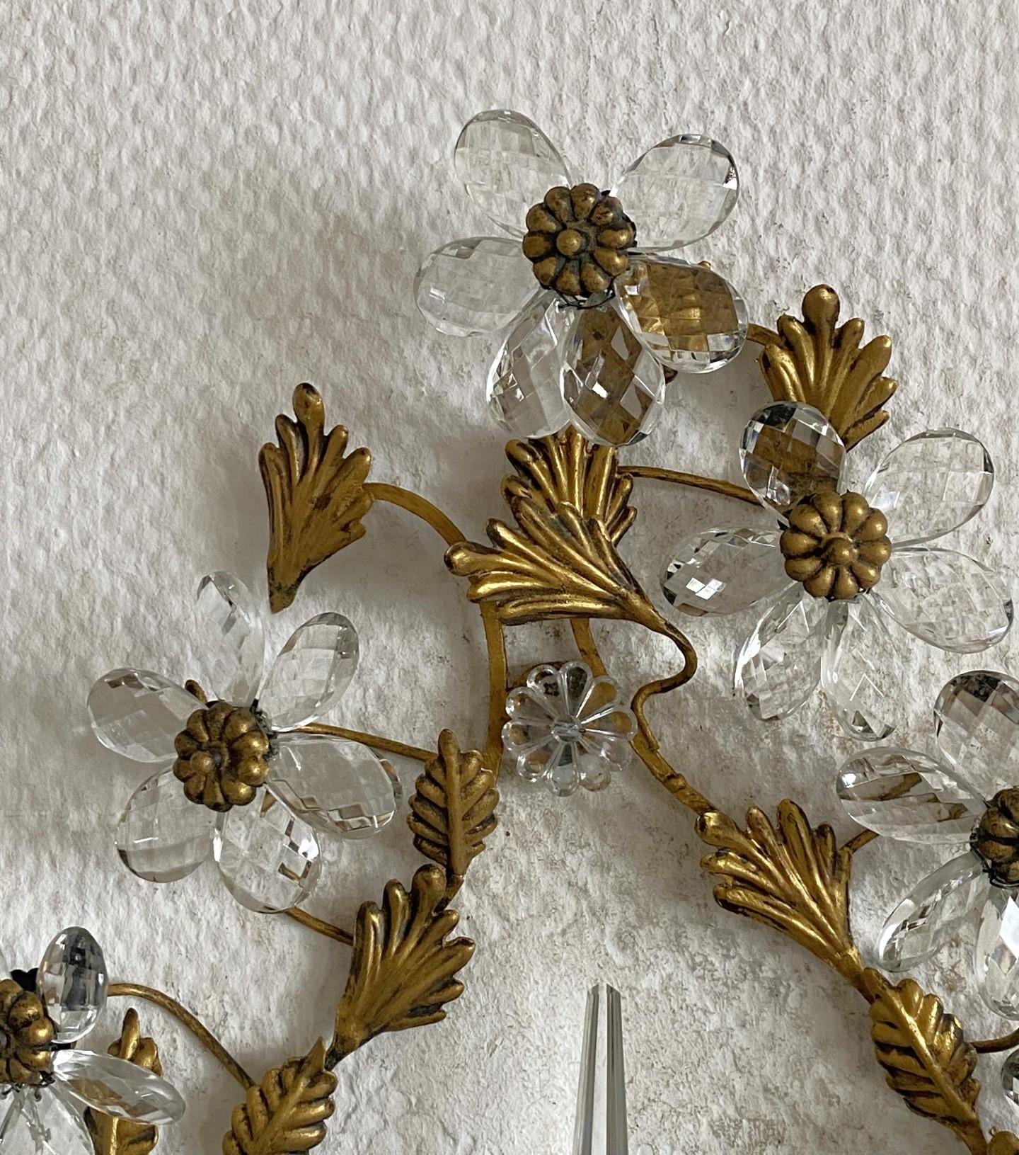 Pareja de apliques italianos de hierro forjado dorado con flores de cristal, años 30 en venta 9
