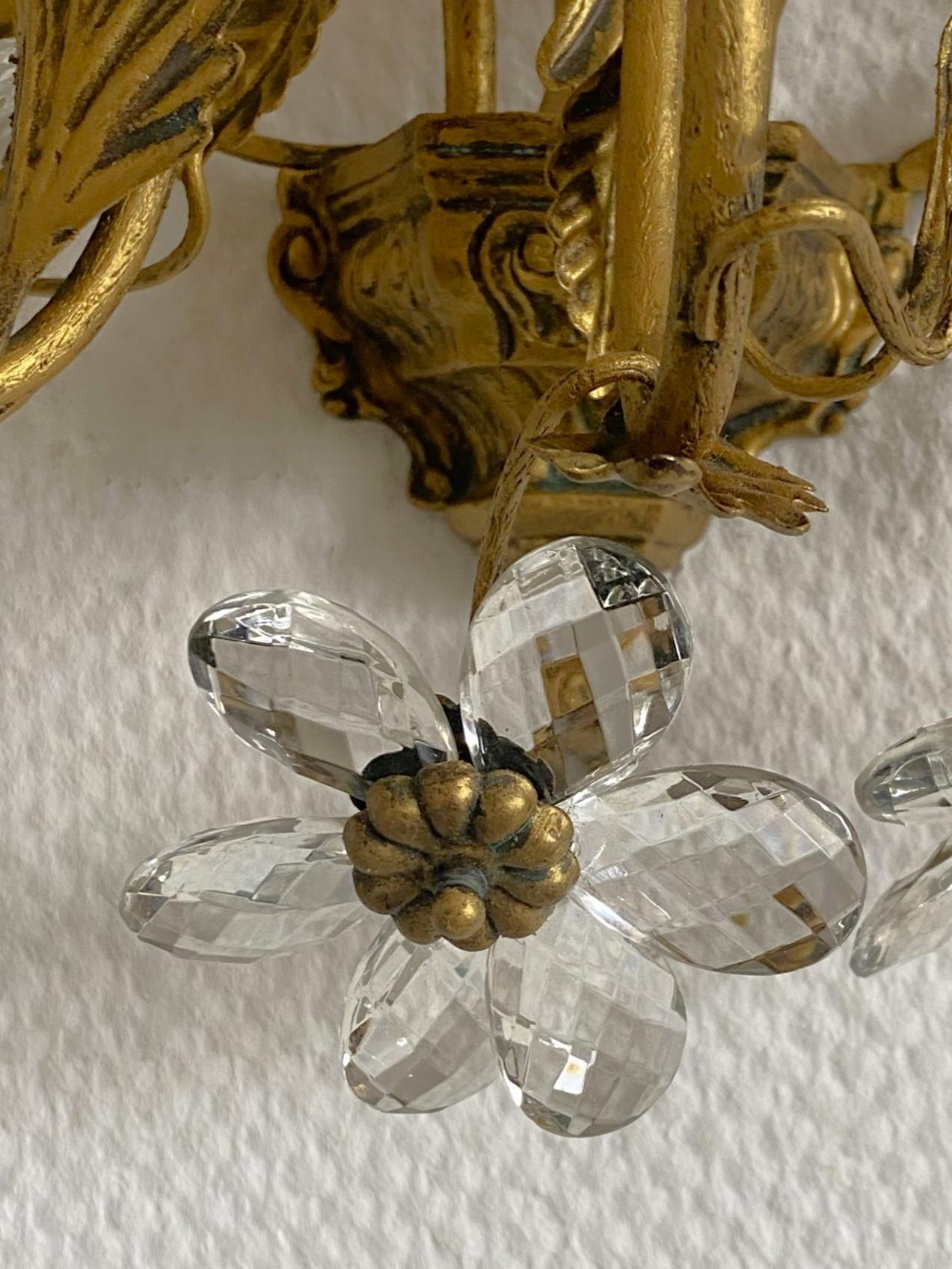 Pareja de apliques italianos de hierro forjado dorado con flores de cristal, años 30 en venta 10