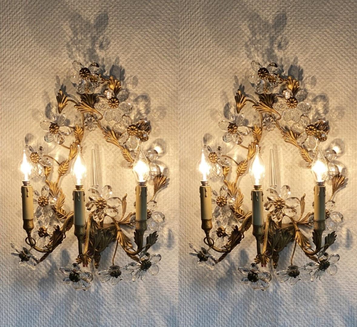 Pareja de apliques italianos de hierro forjado dorado con flores de cristal, años 30 Italiano en venta