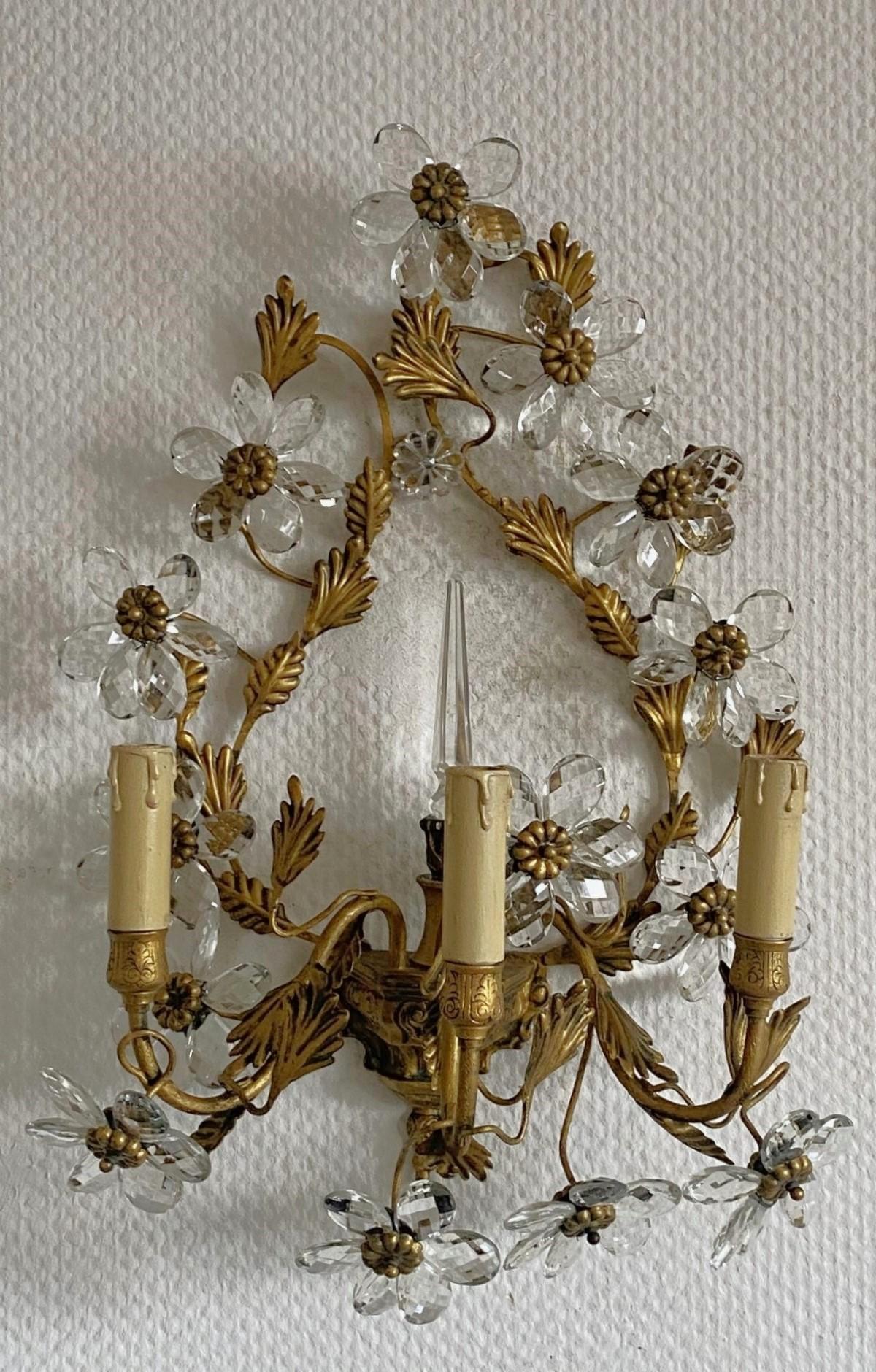Pareja de apliques italianos de hierro forjado dorado con flores de cristal, años 30 en Bueno estado para la venta en Frankfurt am Main, DE