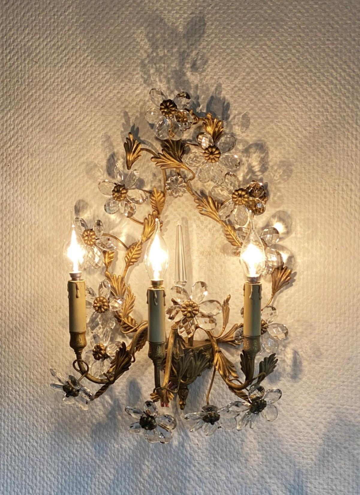 Pareja de apliques italianos de hierro forjado dorado con flores de cristal, años 30 siglo XX en venta