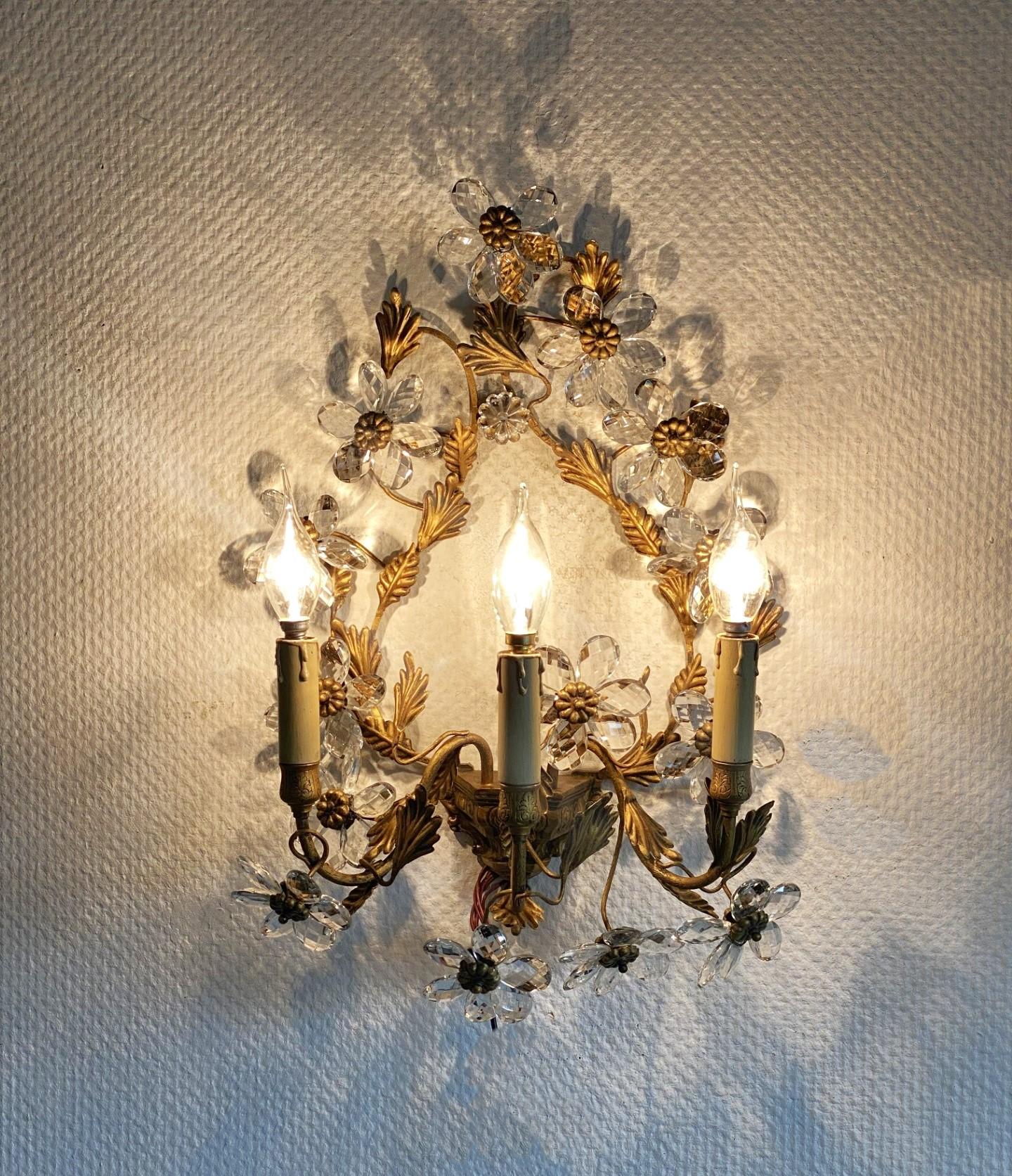 Pareja de apliques italianos de hierro forjado dorado con flores de cristal, años 30 Cristal en venta