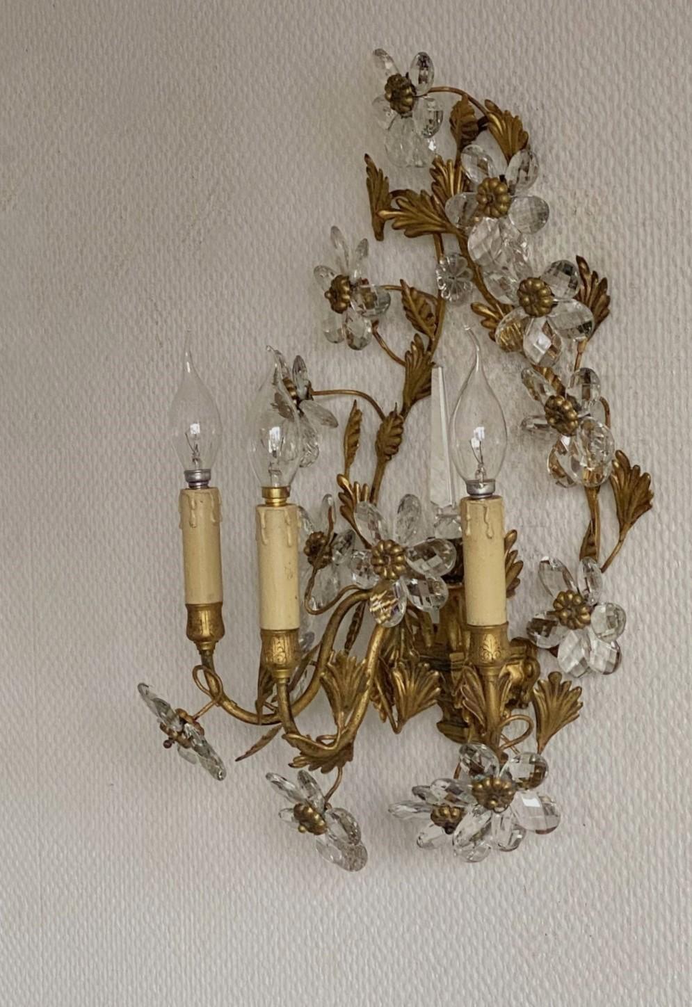 Pareja de apliques italianos de hierro forjado dorado con flores de cristal, años 30 en venta 1