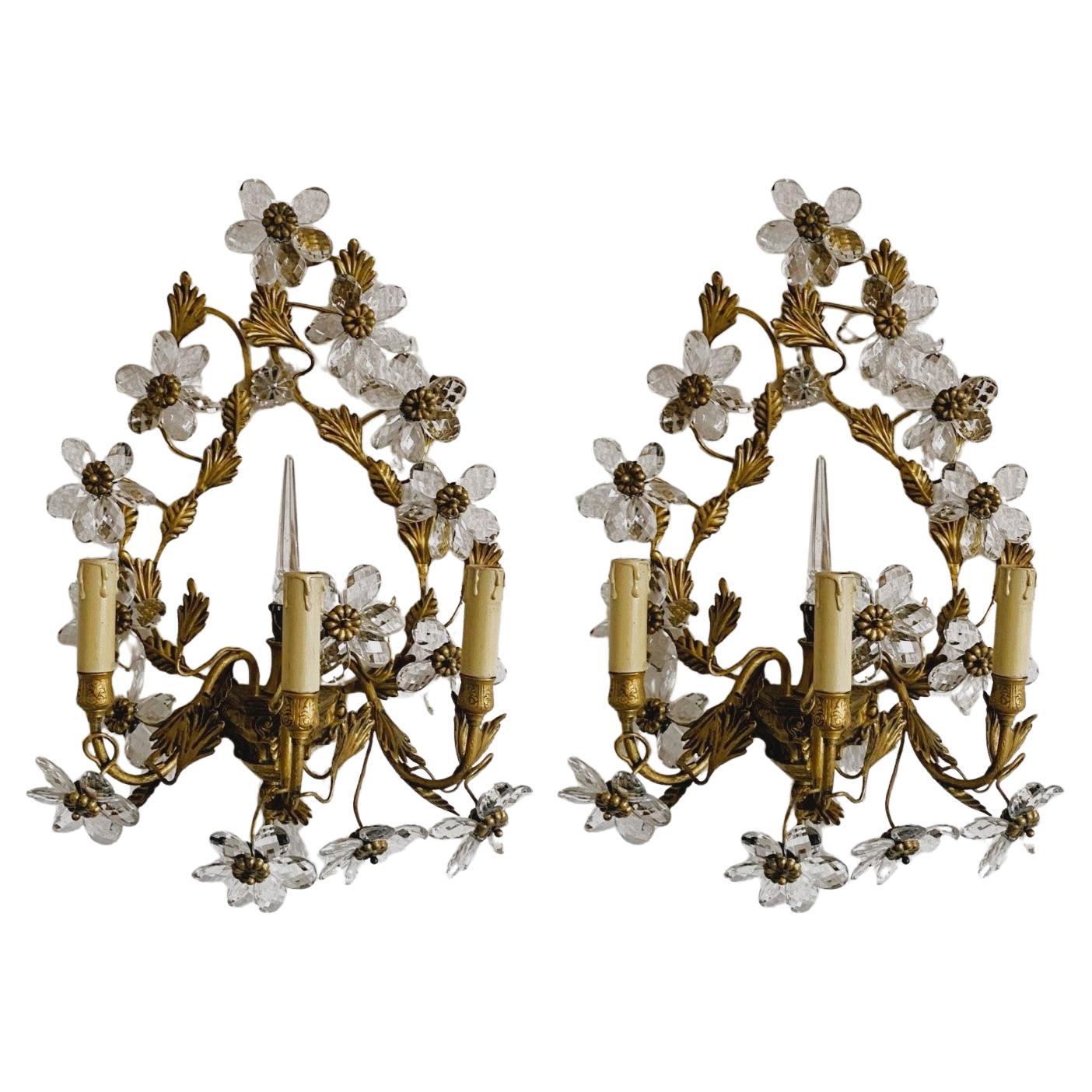 Pareja de apliques italianos de hierro forjado dorado con flores de cristal, años 30 en venta