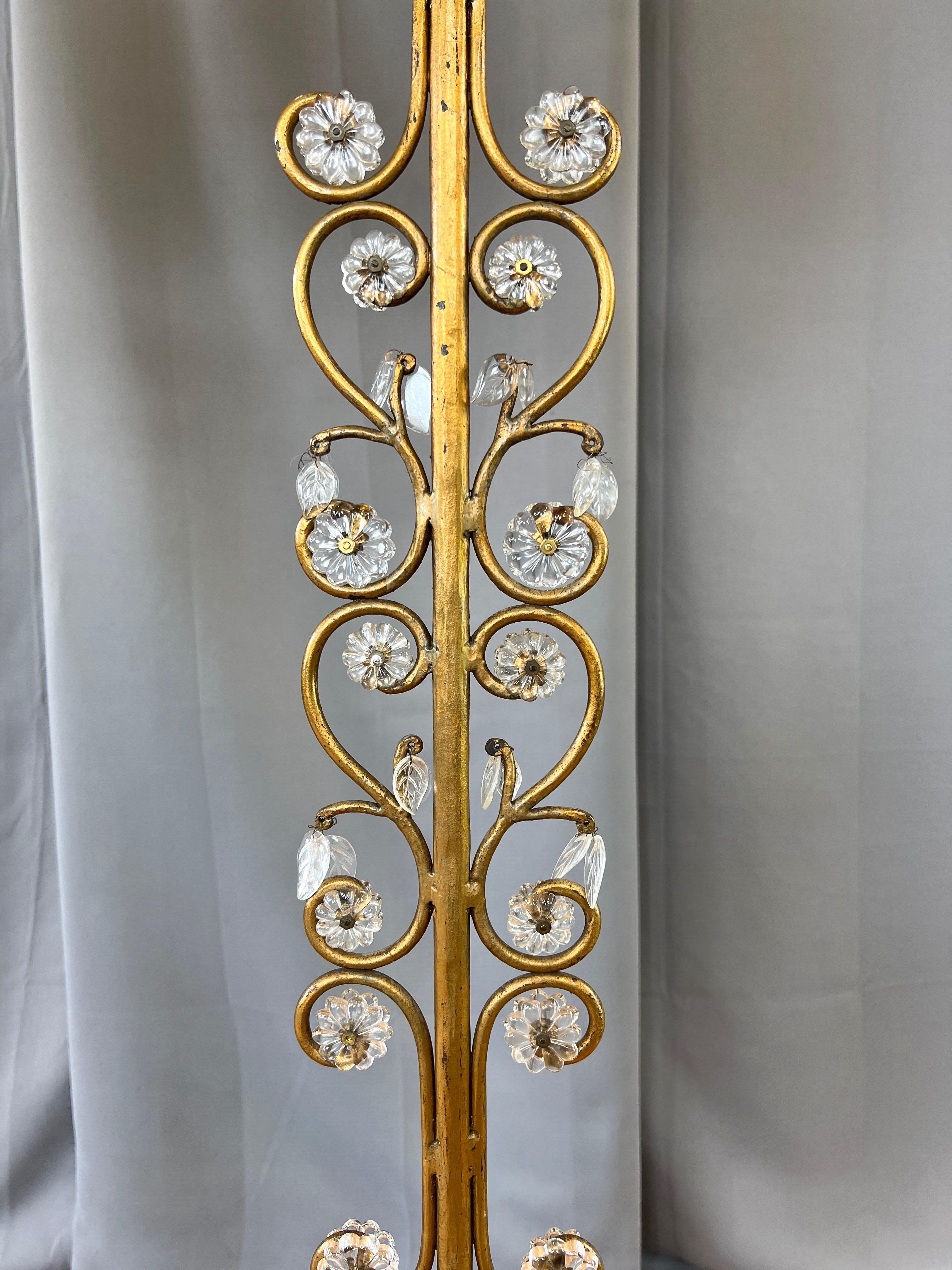 Paar italienische vergoldete schmiedeeiserne Stehlampen mit Glasblumen und Blättern, 1950er Jahre im Angebot 1