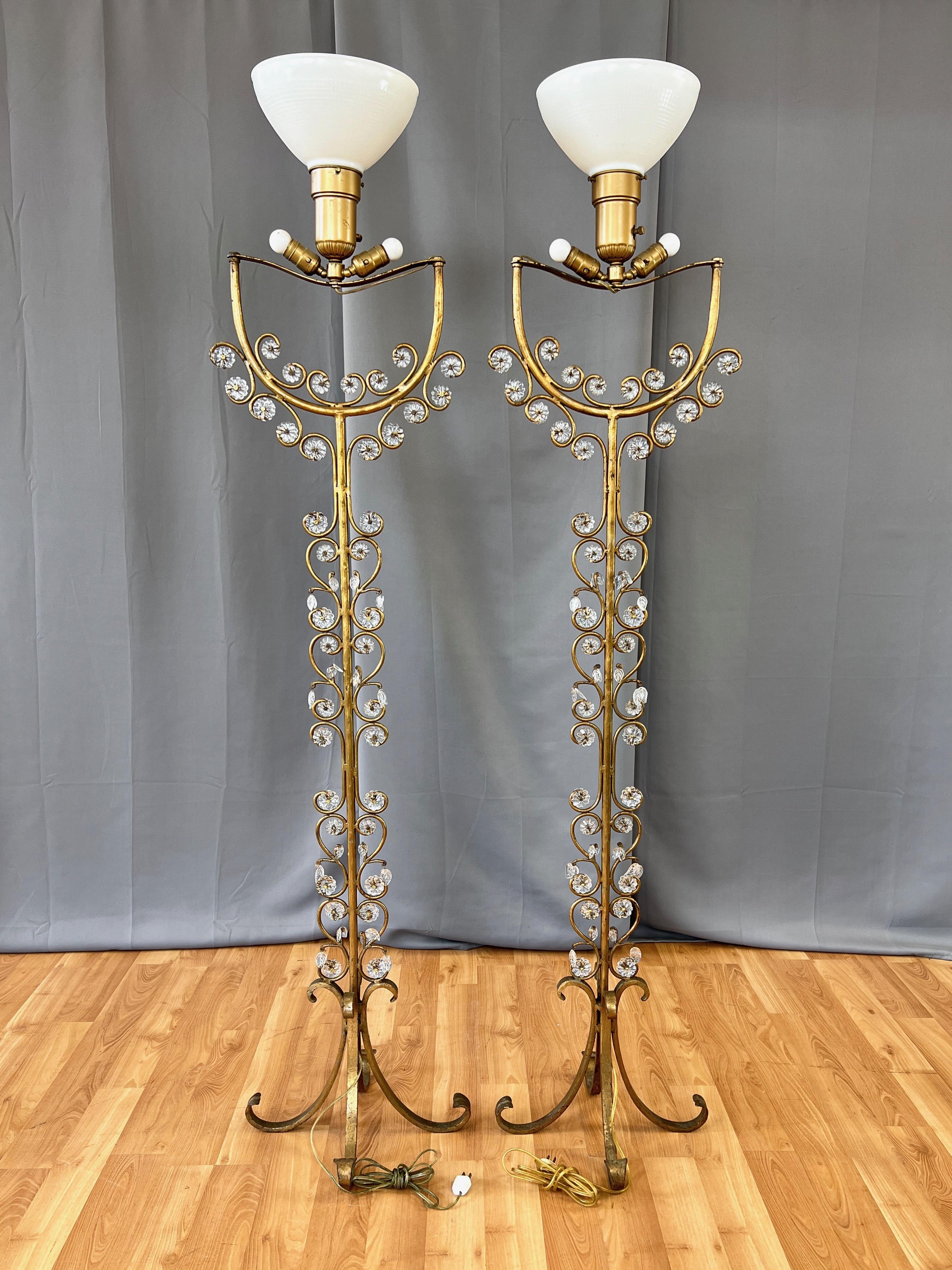 Paar italienische vergoldete schmiedeeiserne Stehlampen mit Glasblumen und Blättern, 1950er Jahre im Angebot 7