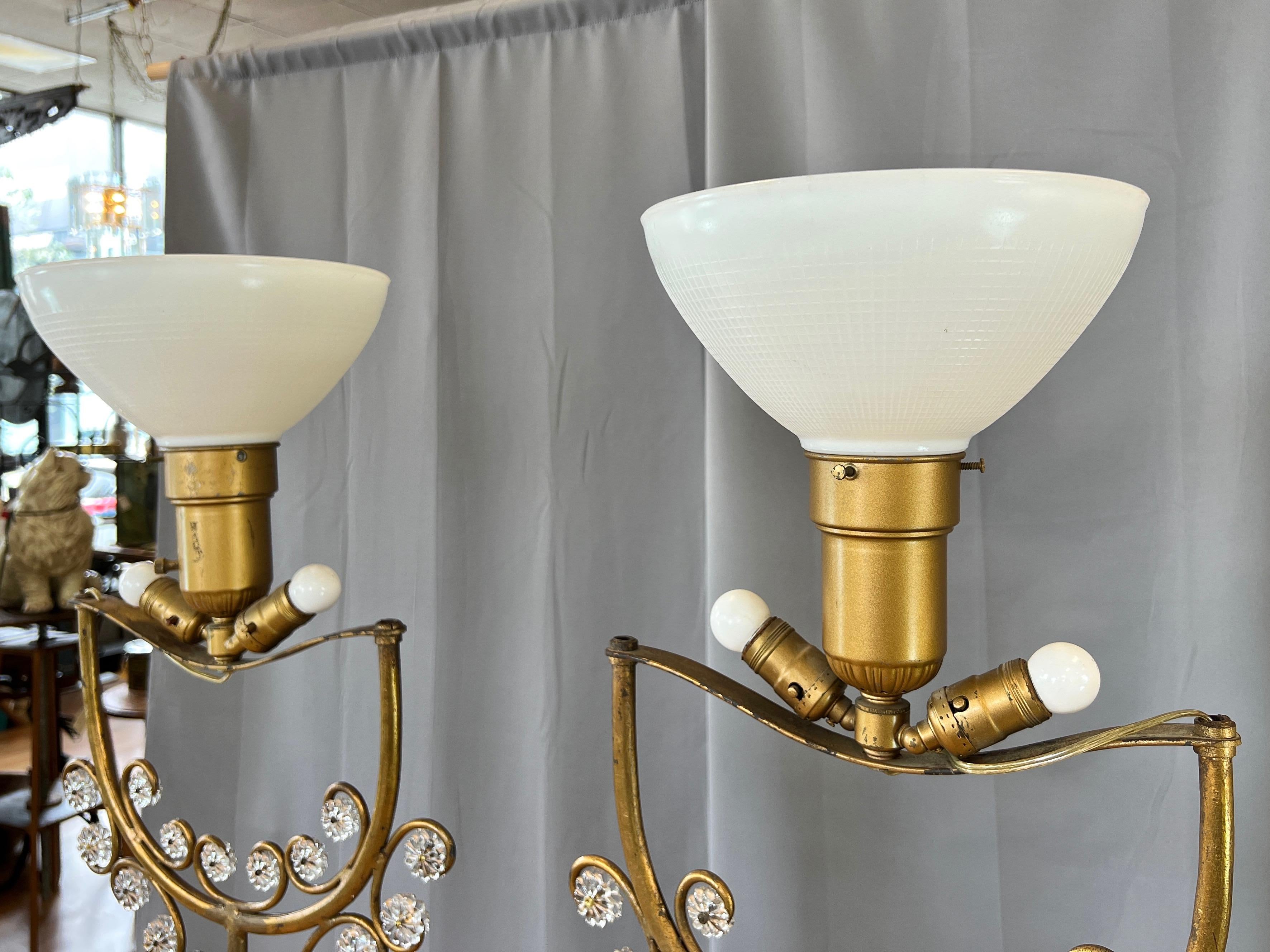 Paar italienische vergoldete schmiedeeiserne Stehlampen mit Glasblumen und Blättern, 1950er Jahre im Angebot 8