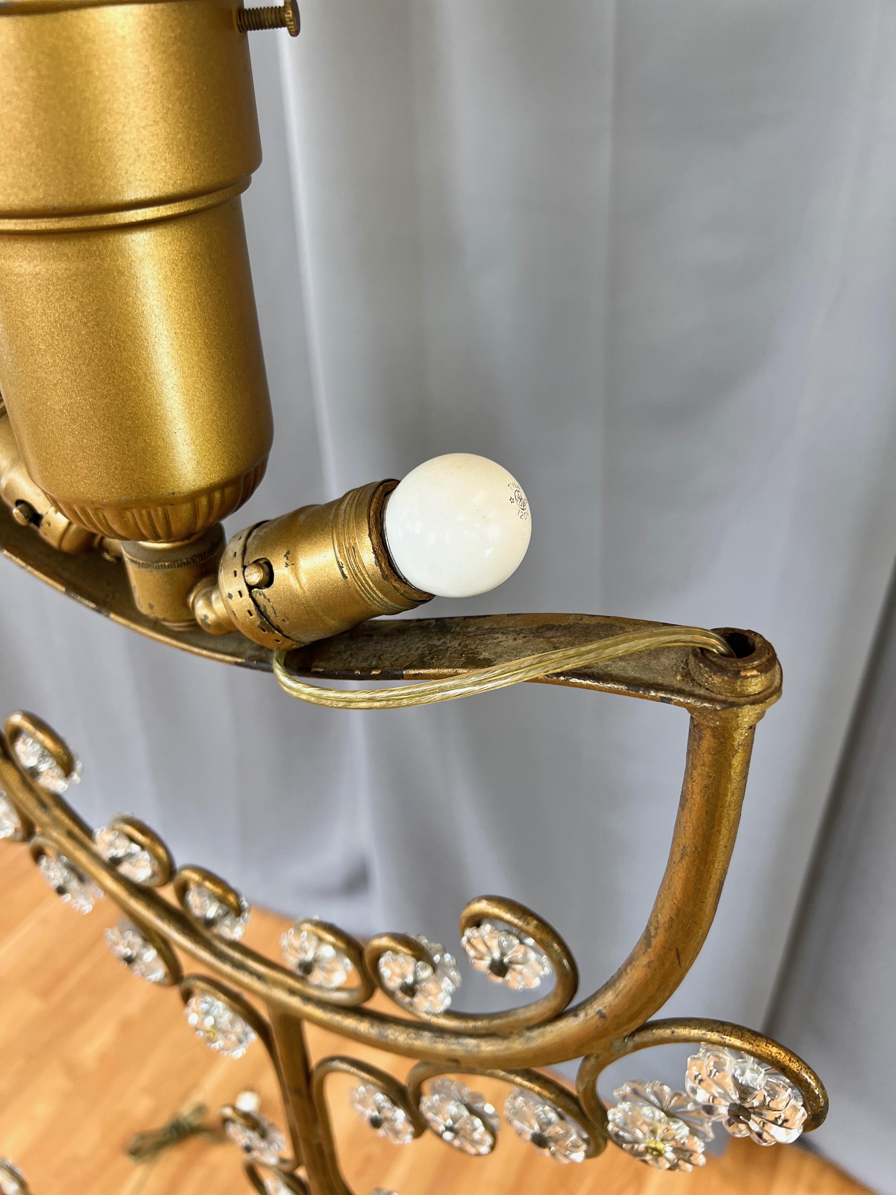 Paar italienische vergoldete schmiedeeiserne Stehlampen mit Glasblumen und Blättern, 1950er Jahre im Angebot 10