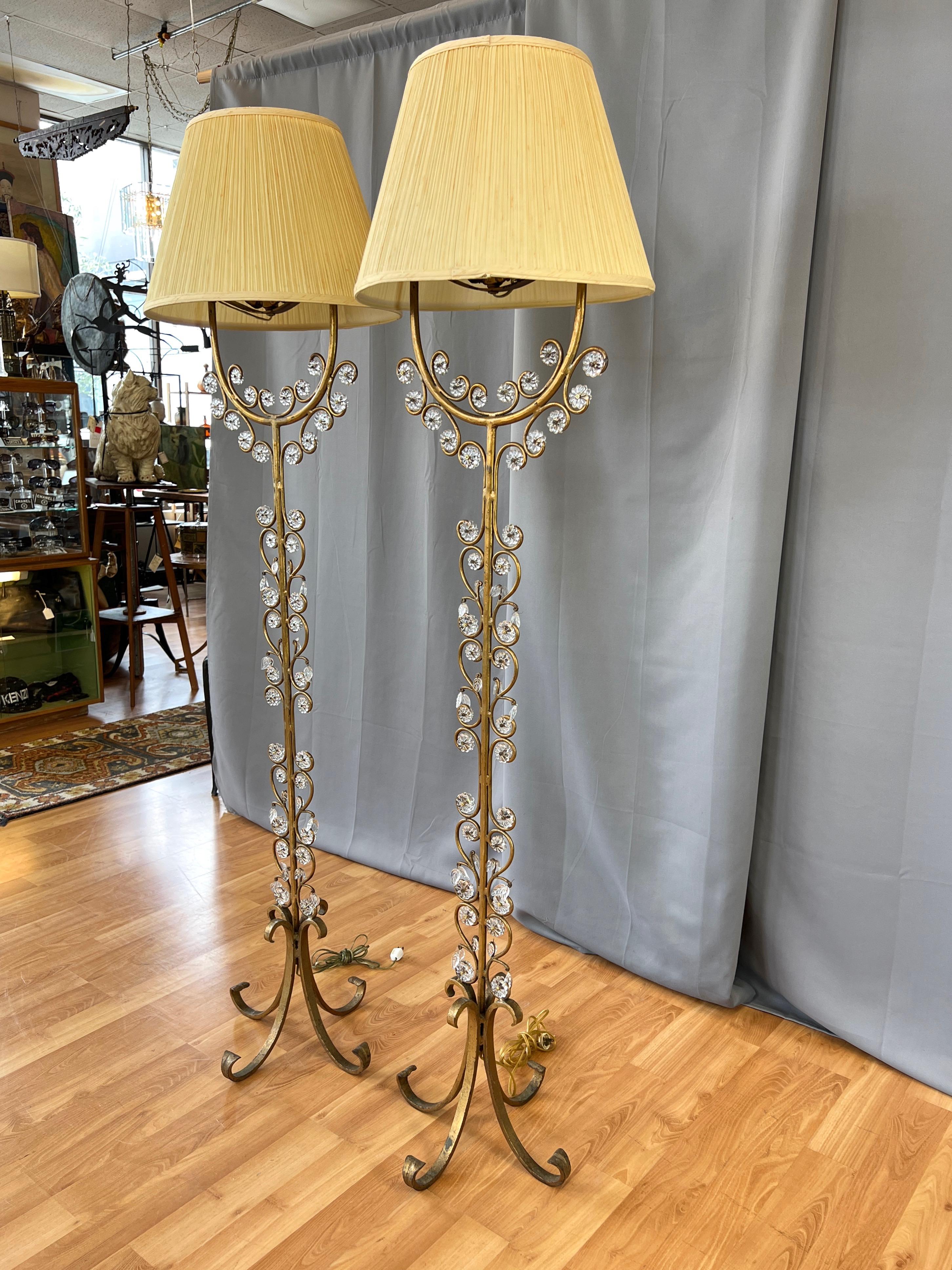 Paar italienische vergoldete schmiedeeiserne Stehlampen mit Glasblumen und Blättern, 1950er Jahre (Hollywood Regency) im Angebot