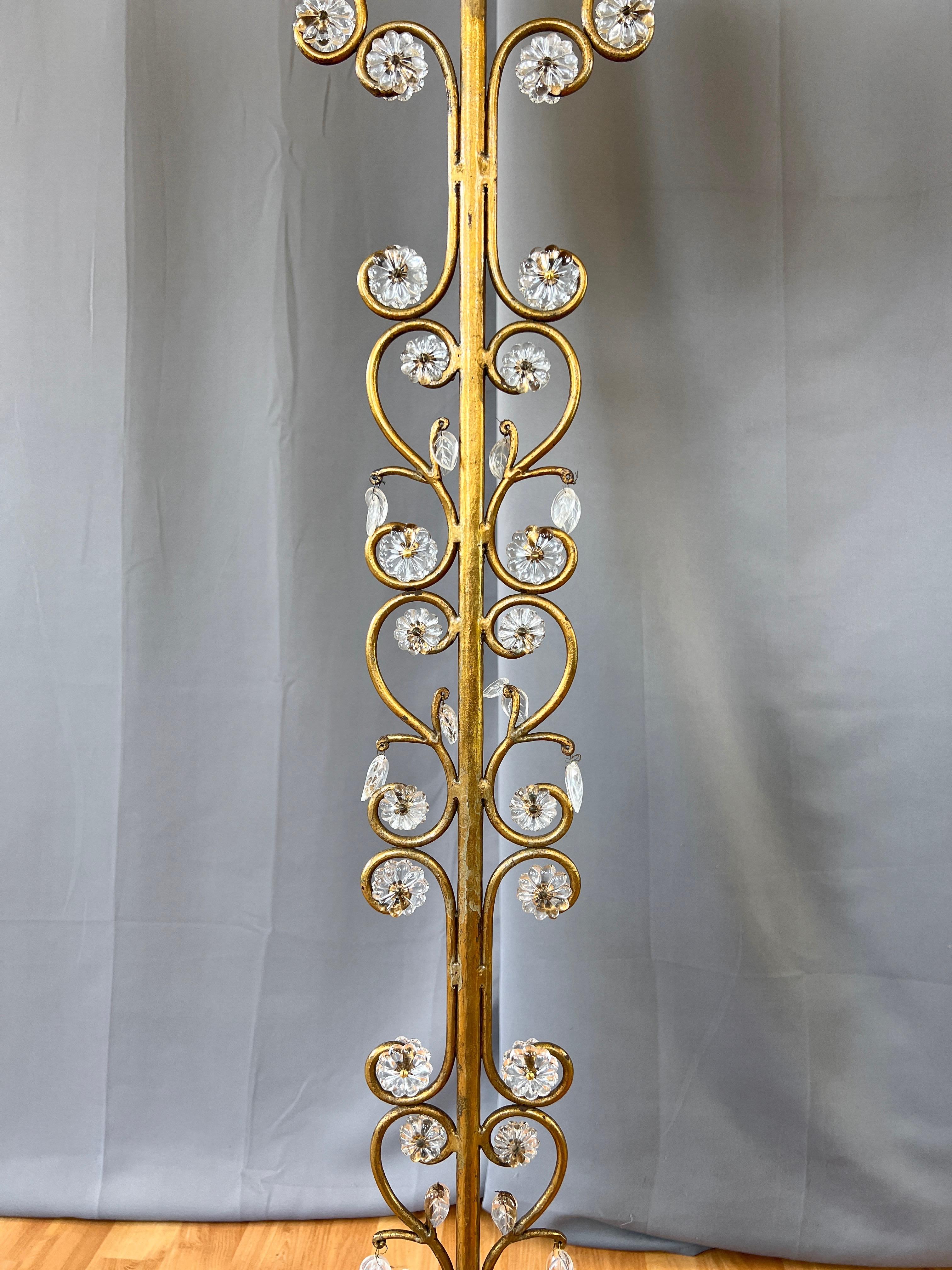 Paar italienische vergoldete schmiedeeiserne Stehlampen mit Glasblumen und Blättern, 1950er Jahre im Zustand „Gut“ im Angebot in San Francisco, CA