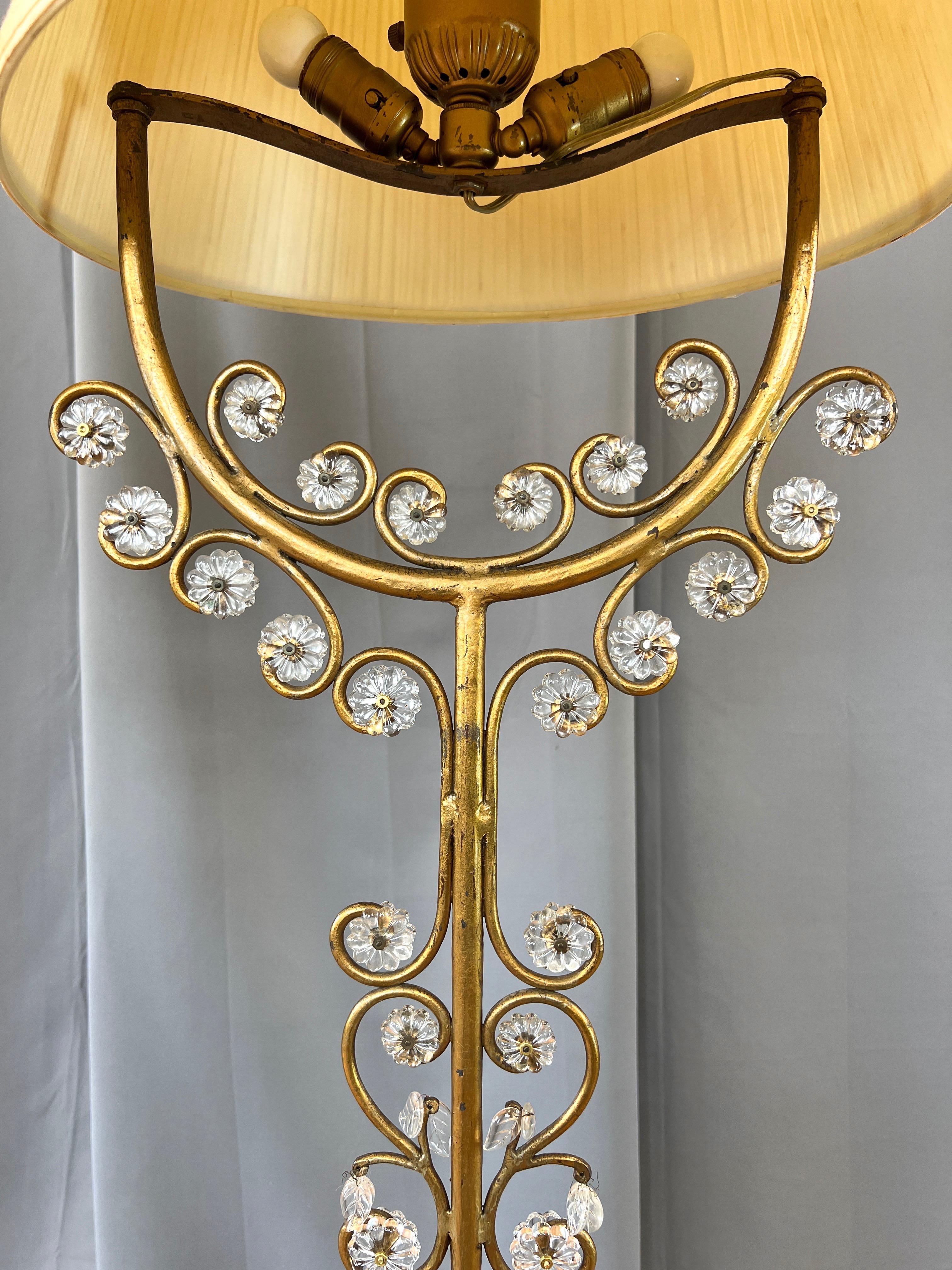 Paar italienische vergoldete schmiedeeiserne Stehlampen mit Glasblumen und Blättern, 1950er Jahre (Metall) im Angebot