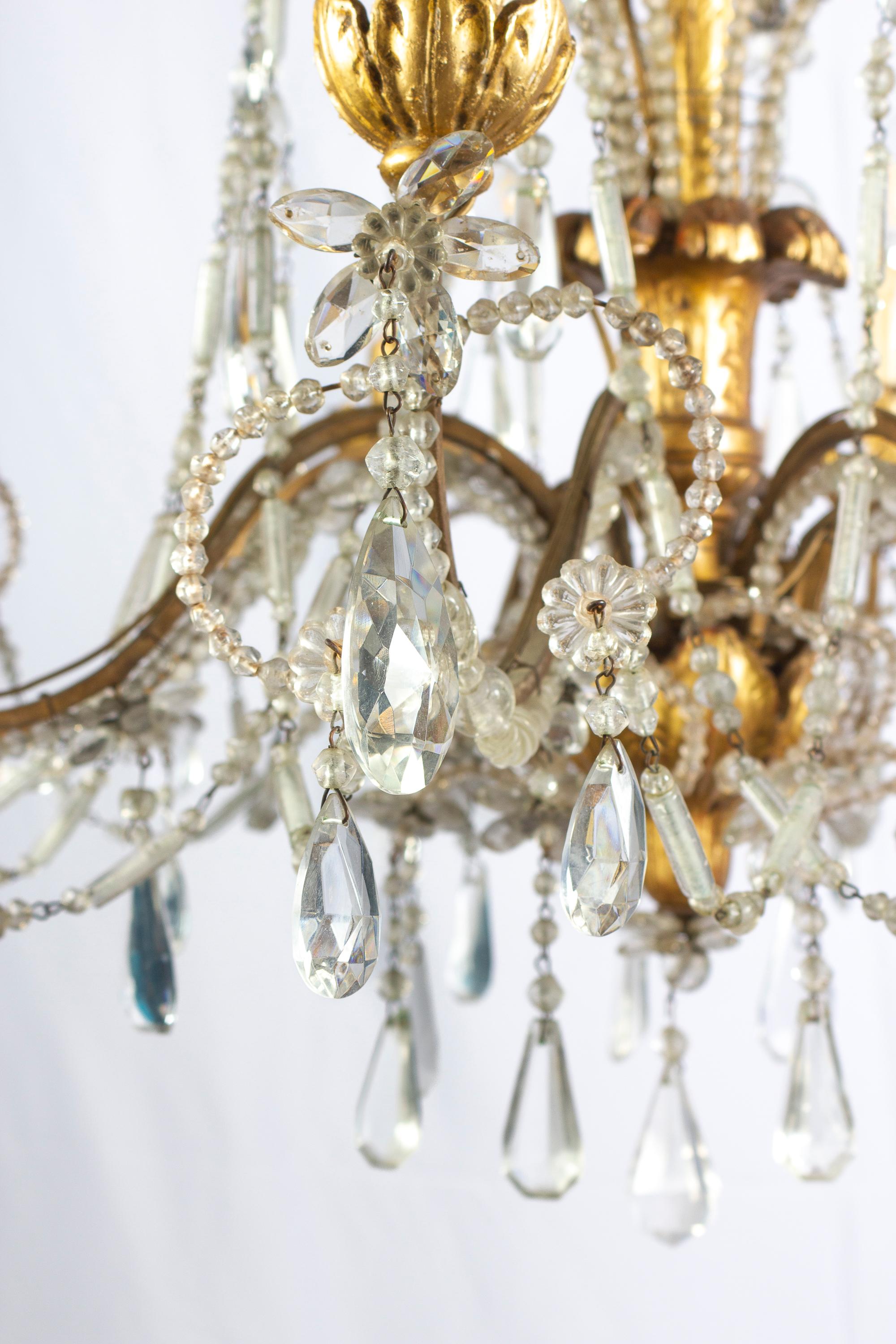 Paire de lustres italiens en bois doré et cristal du 18ème siècle d'une grande beauté en vente 4