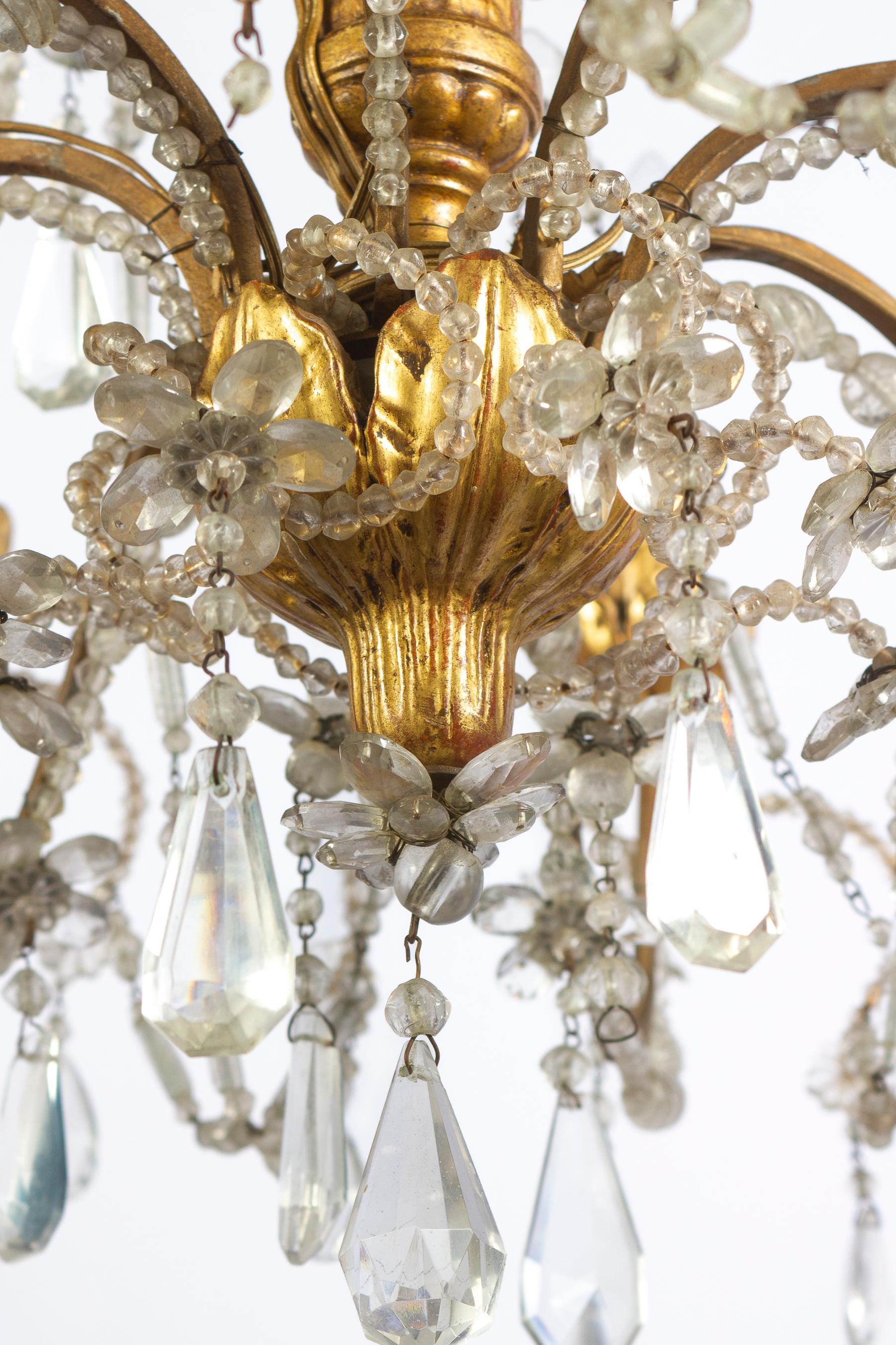 Paire de lustres italiens en bois doré et cristal du 18ème siècle d'une grande beauté en vente 5