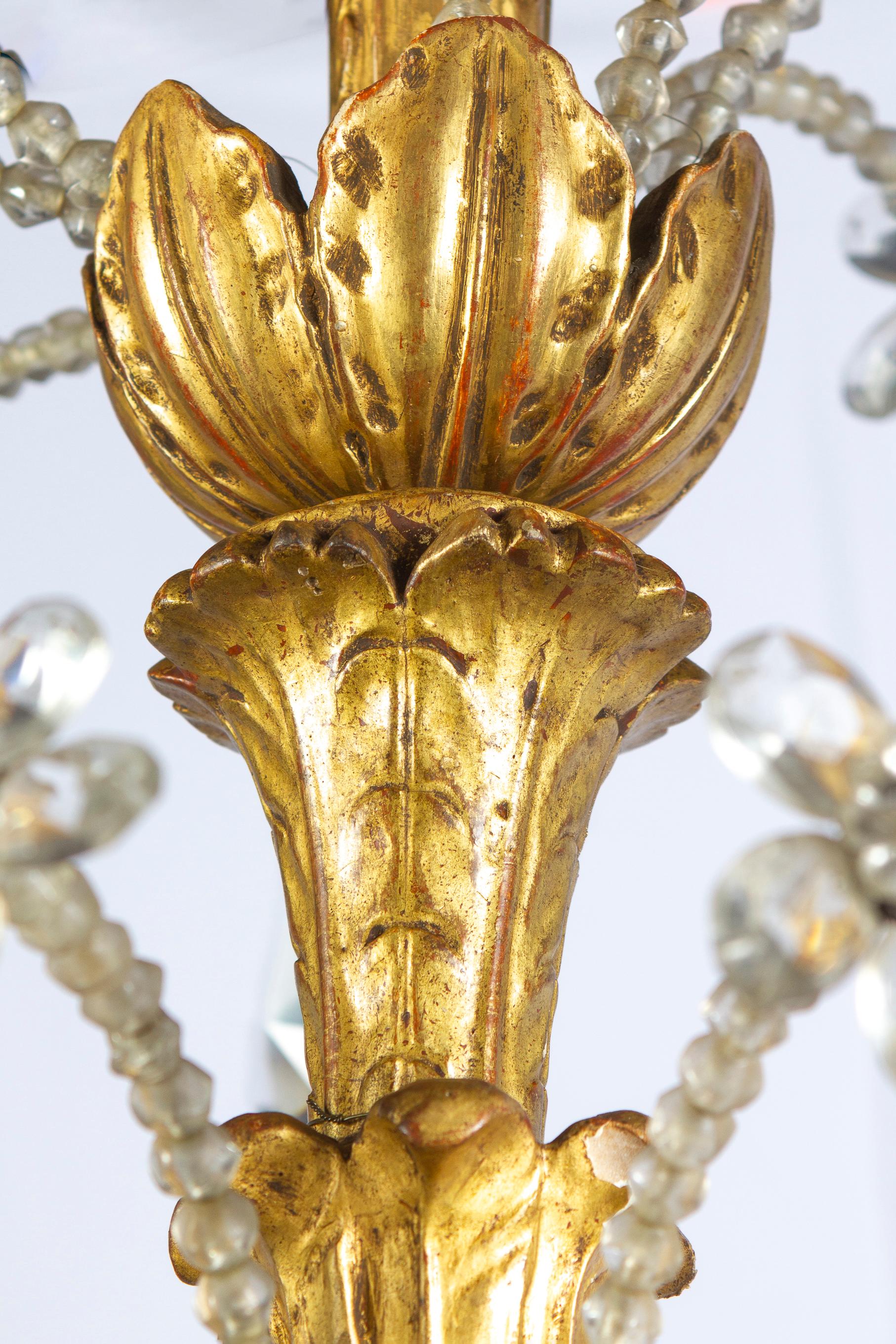 Paire de lustres italiens en bois doré et cristal du 18ème siècle d'une grande beauté en vente 6