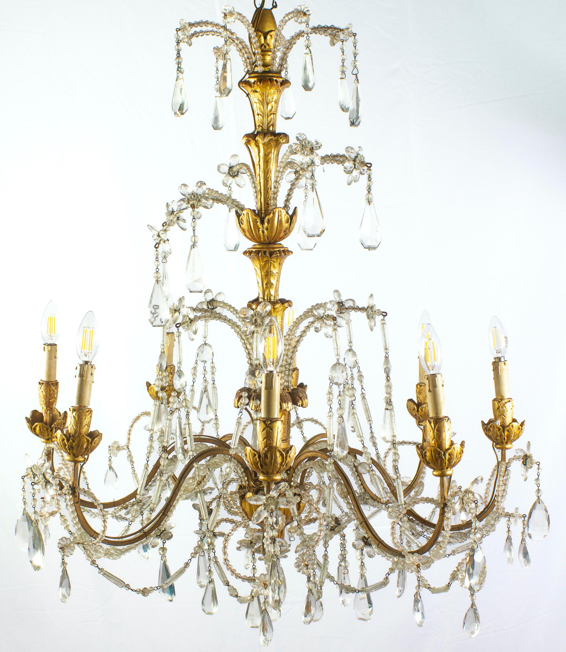 XVIIIe siècle et antérieur Paire de lustres italiens en bois doré et cristal du 18ème siècle d'une grande beauté en vente