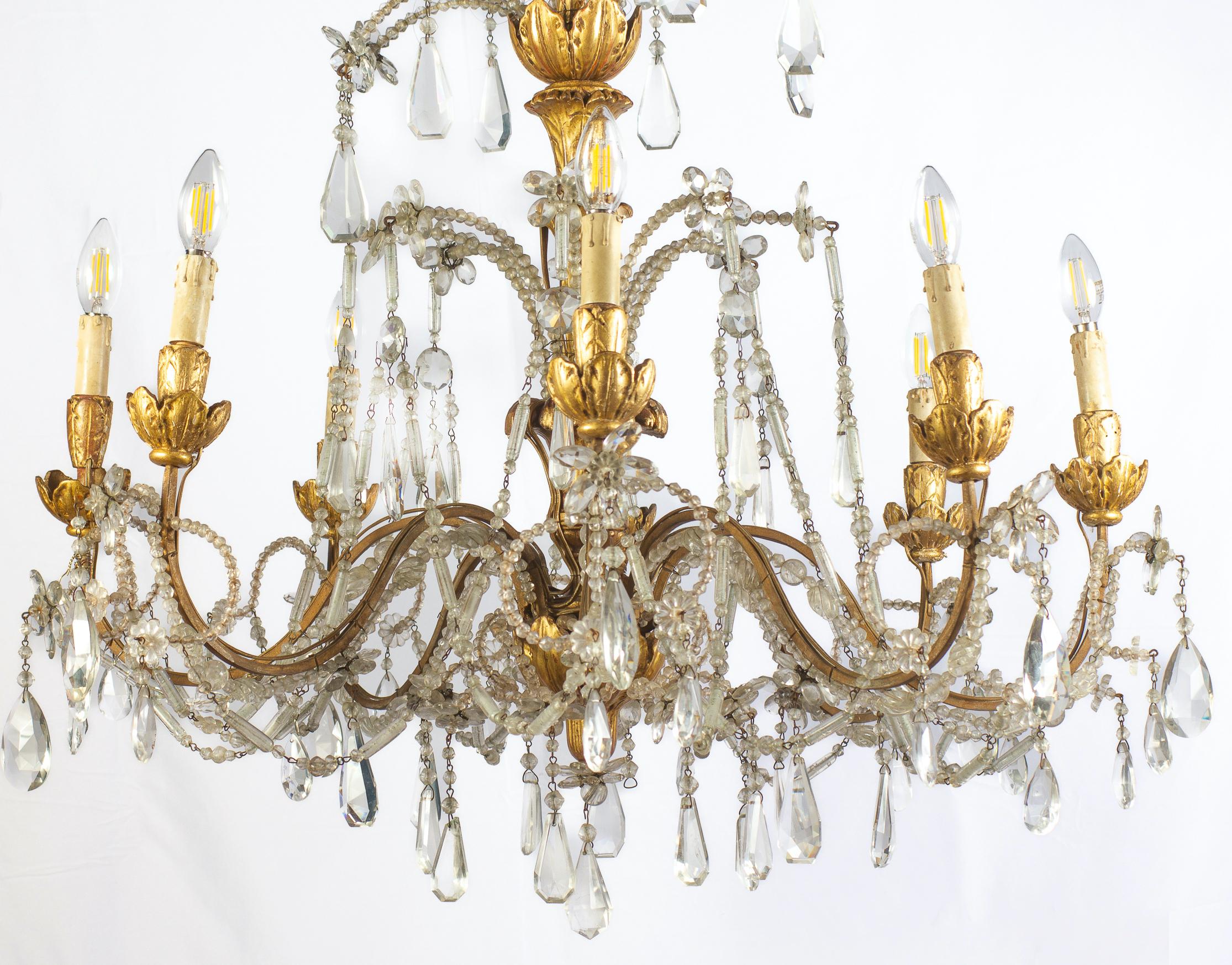 Paire de lustres italiens en bois doré et cristal du 18ème siècle d'une grande beauté en vente 1