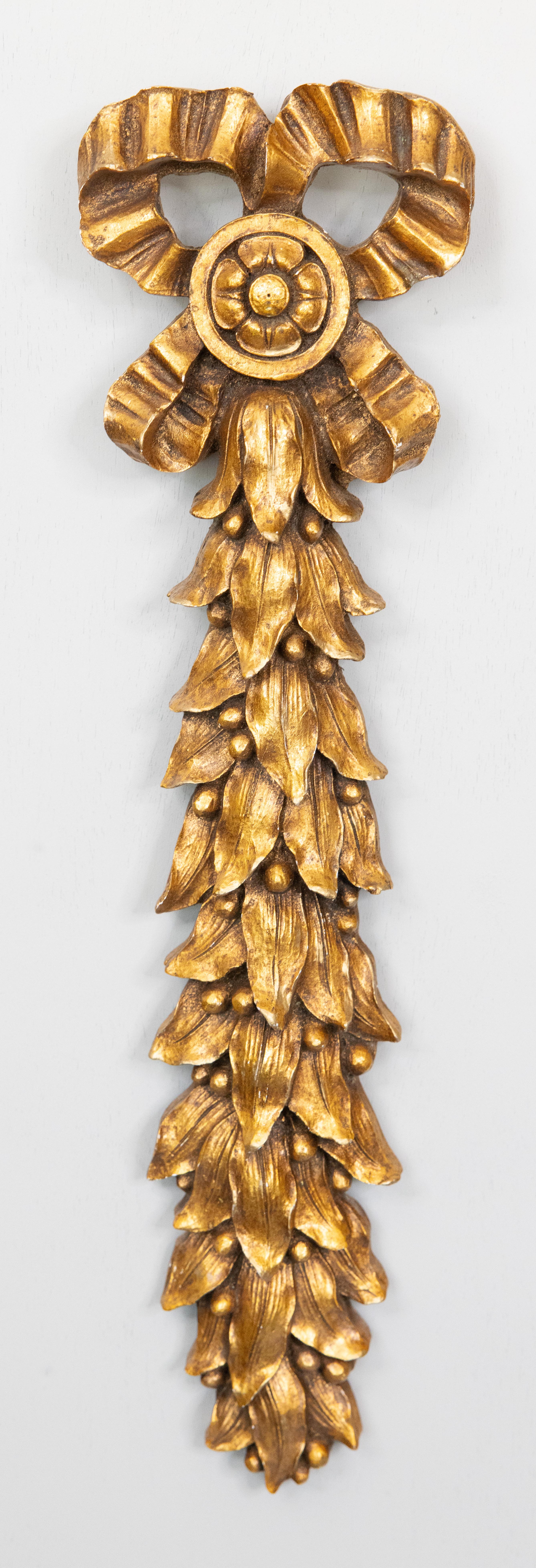 Ein hübsches Paar italienischer vergoldeter Holzbögen und Girlanden als Wanddekoration, circa 1950. Keine Herstellermarke. Diese prächtigen Wandbehänge haben eine schöne vergoldete Patina und sind die perfekten Akzentstücke für jede Wand.