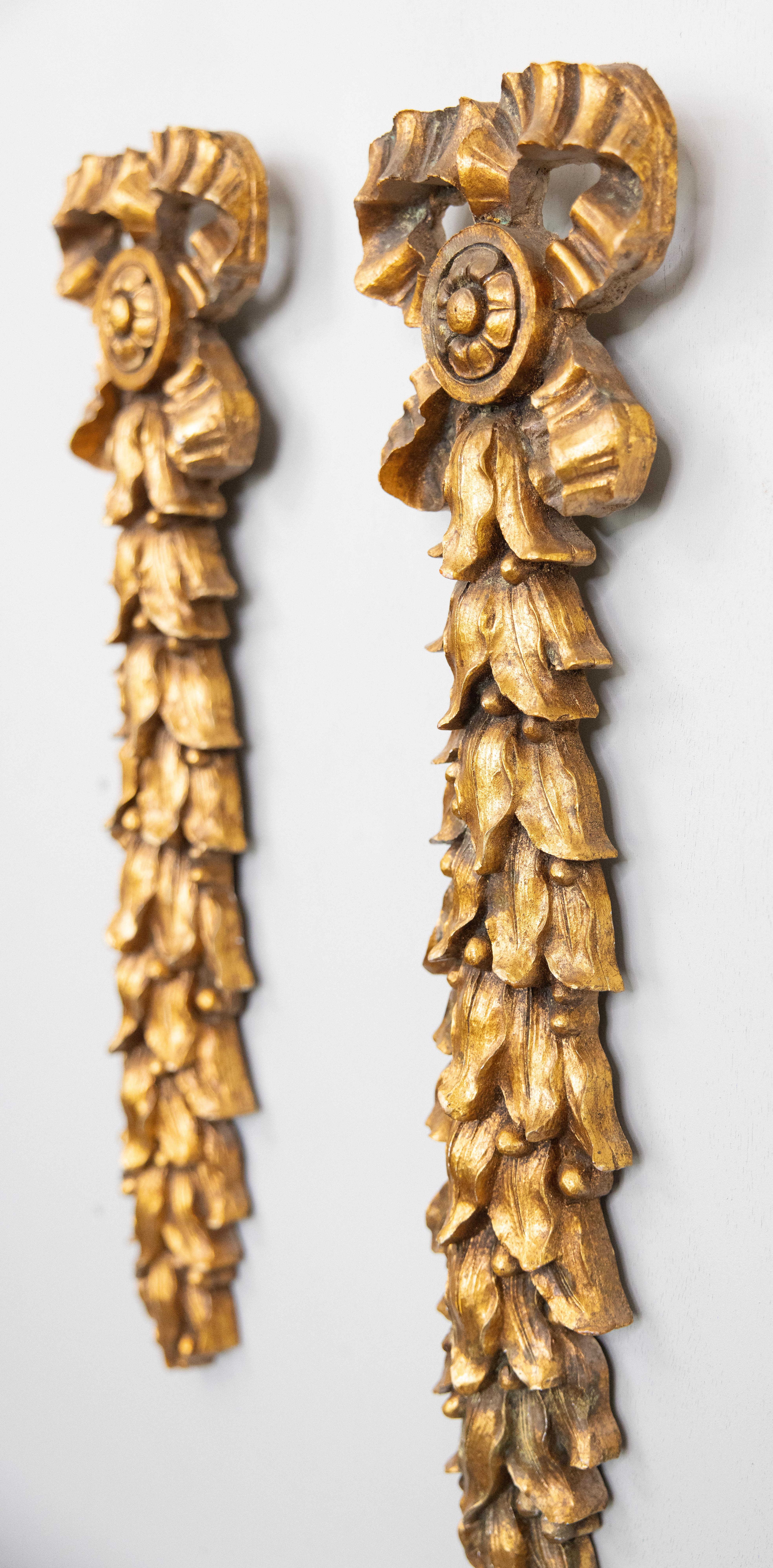 Paar italienische Giltwood-Schleifen und Girlanden als Wandschmuck, um 1950 (20. Jahrhundert)
