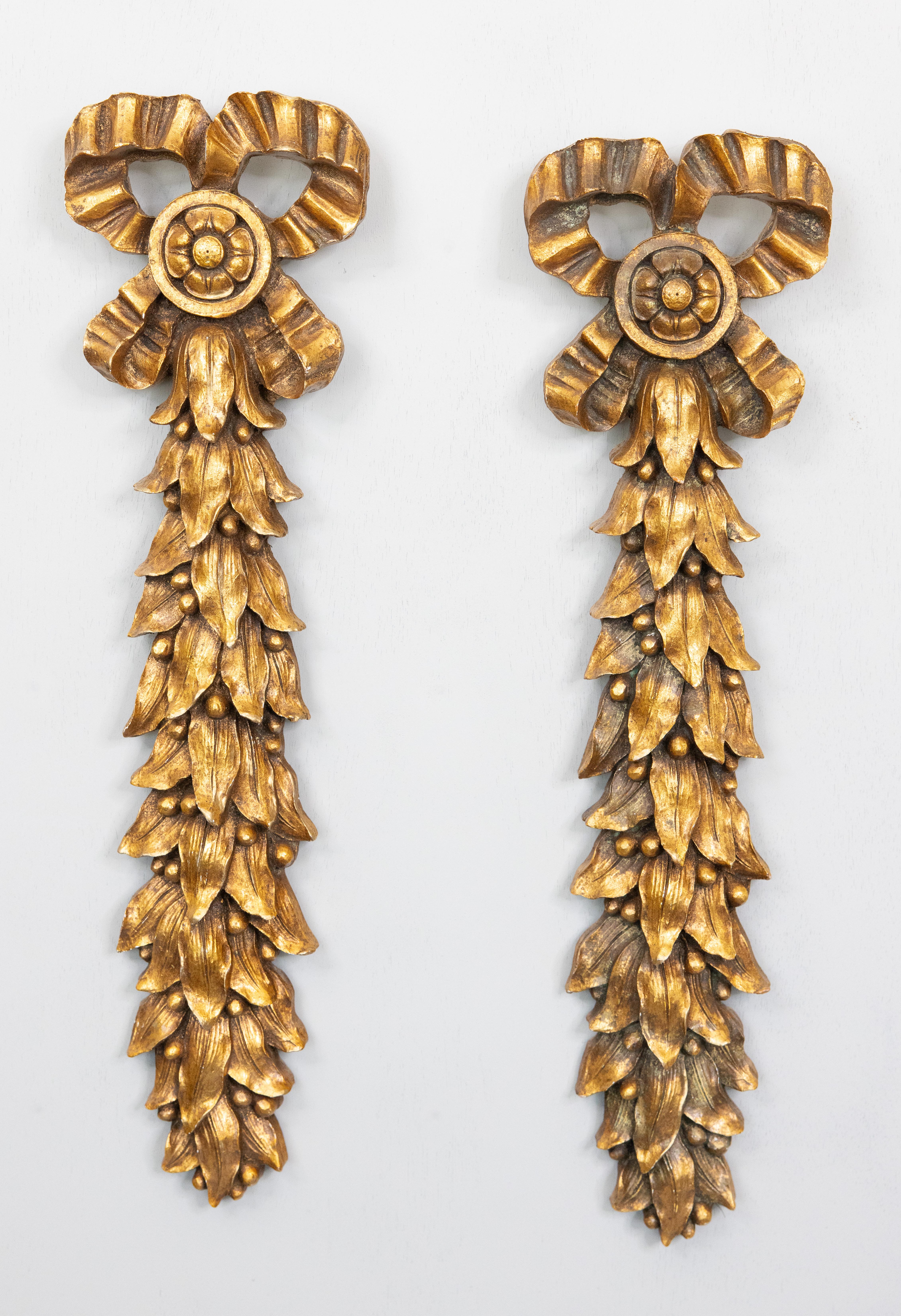 Paar italienische Giltwood-Schleifen und Girlanden als Wandschmuck, um 1950 2