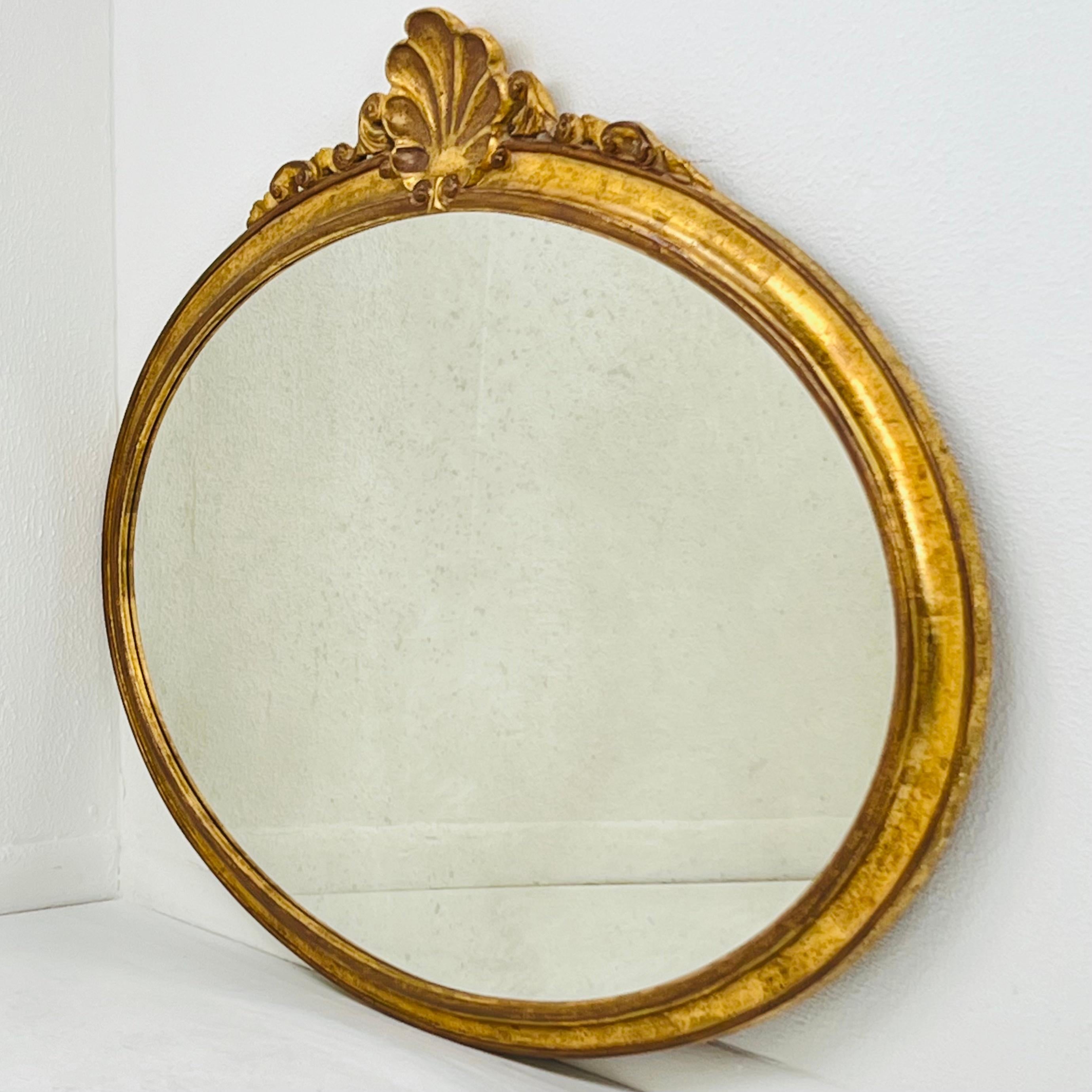 Coppia di specchi italiani in legno d'orato a conchiglia Antique Mirror in vendita 4