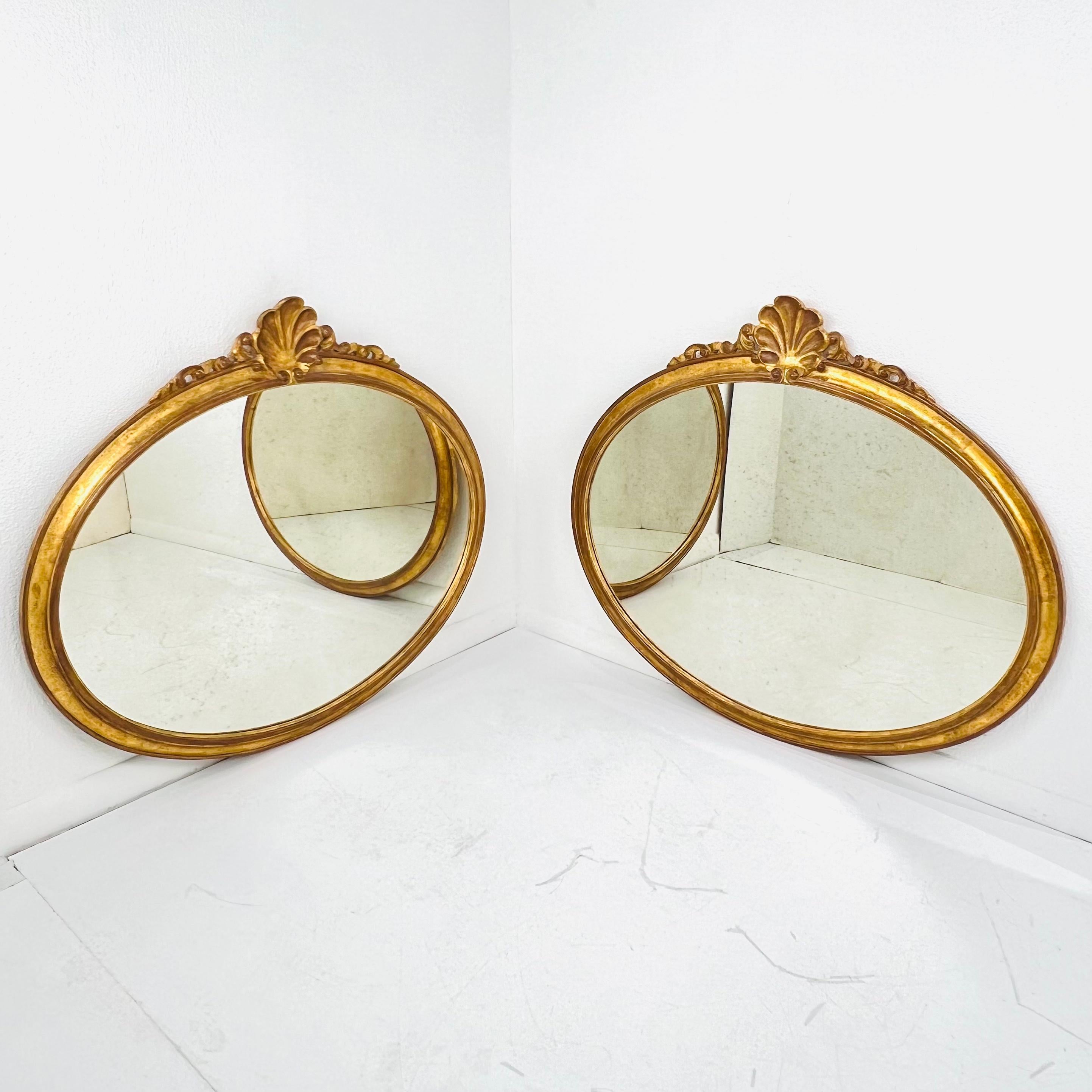 Una splendida coppia di specchi in legno dorato italiano della fine del XIX secolo, che irradia un'eleganza senza tempo e una raffinata maestria artigianale. Ognuno di essi presenta una cornice ovale rifinita a mano con una luminosa foglia d'oro,