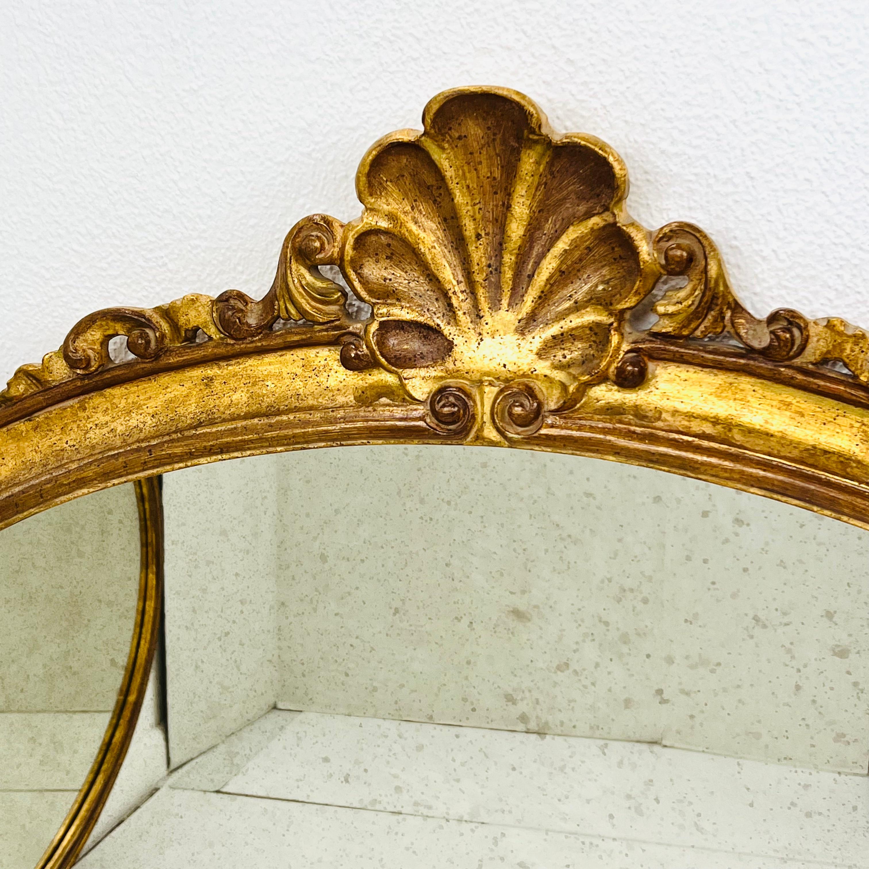 Neorococò Coppia di specchi italiani in legno d'orato a conchiglia Antique Mirror in vendita