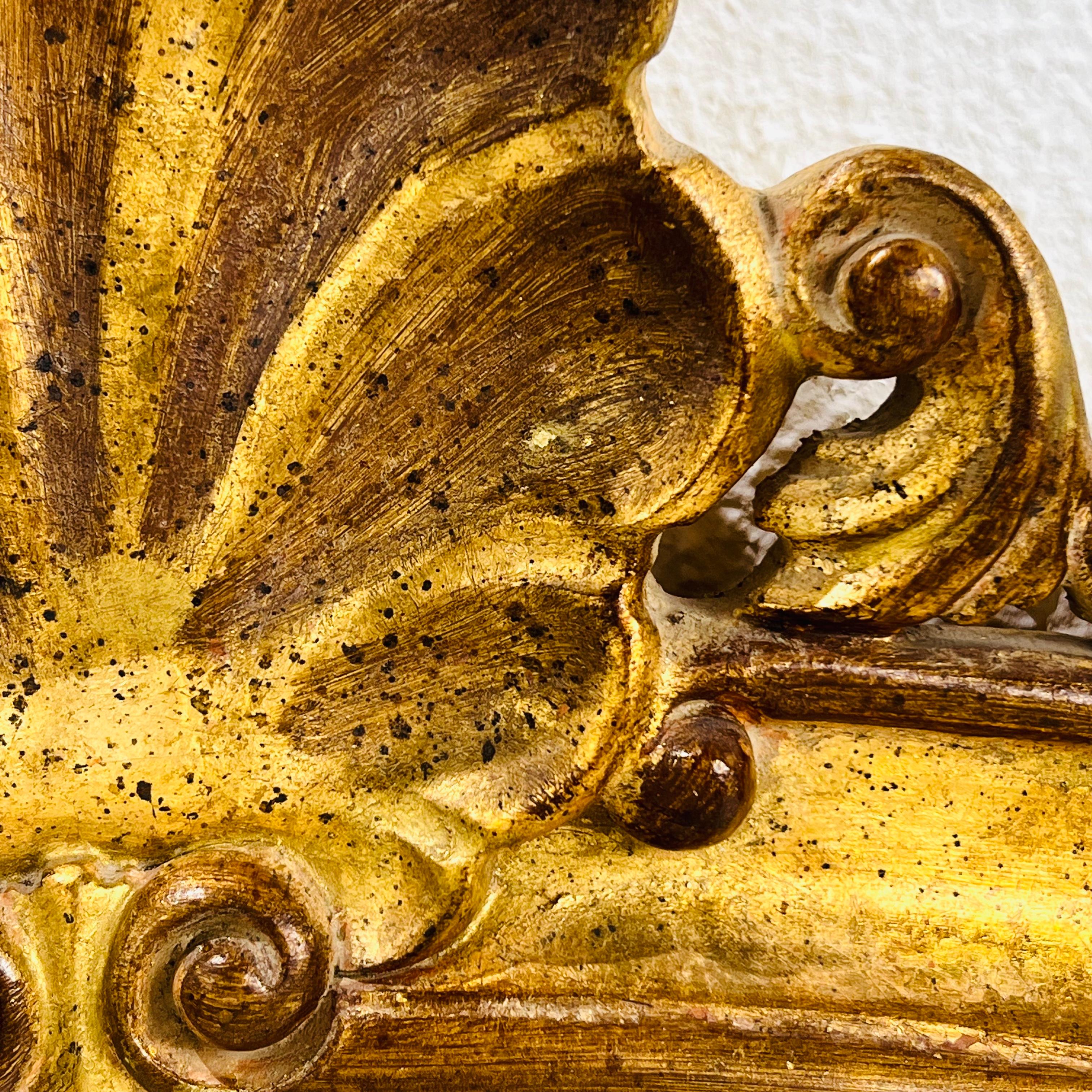 Italiano Coppia di specchi italiani in legno d'orato a conchiglia Antique Mirror in vendita