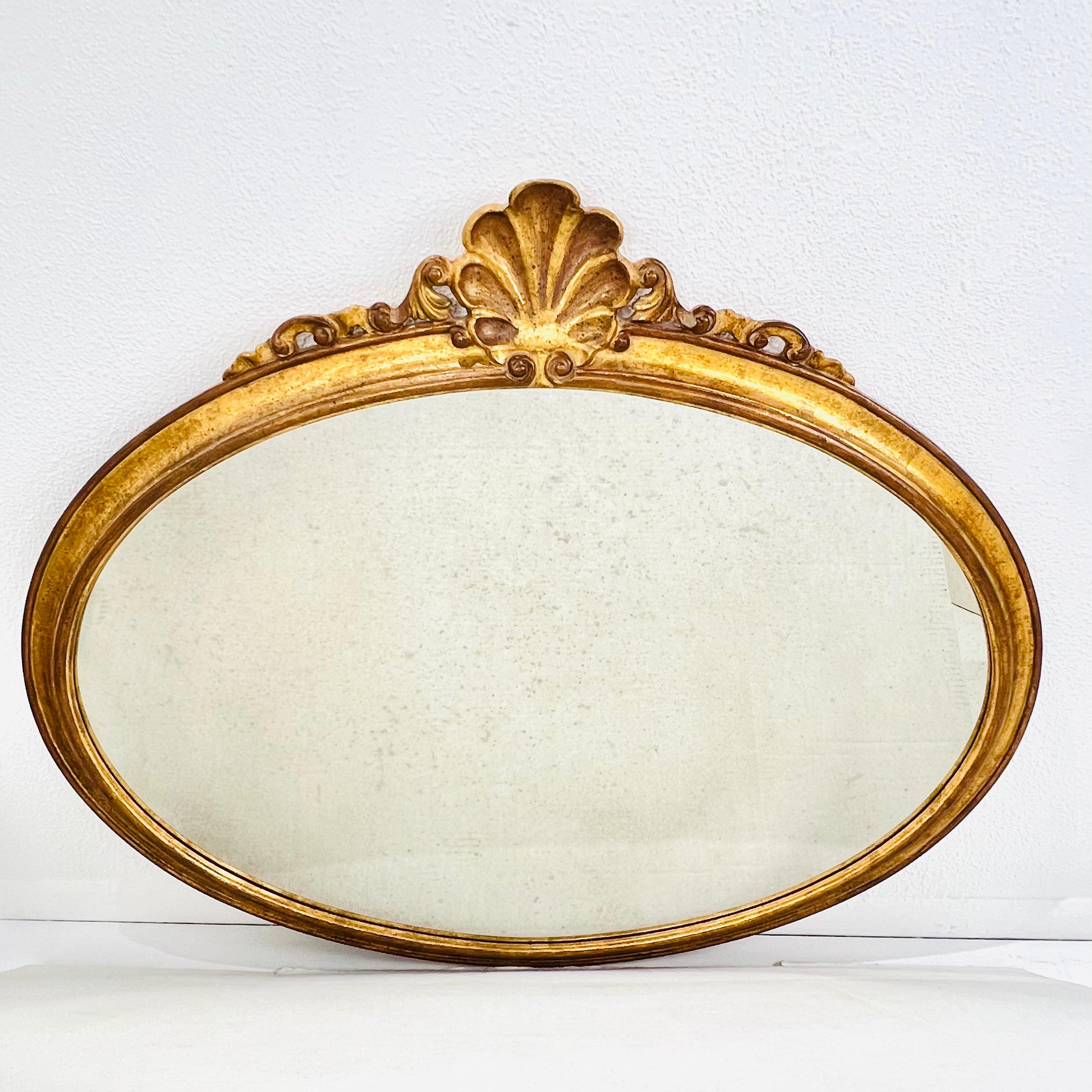 Specchio Coppia di specchi italiani in legno d'orato a conchiglia Antique Mirror in vendita