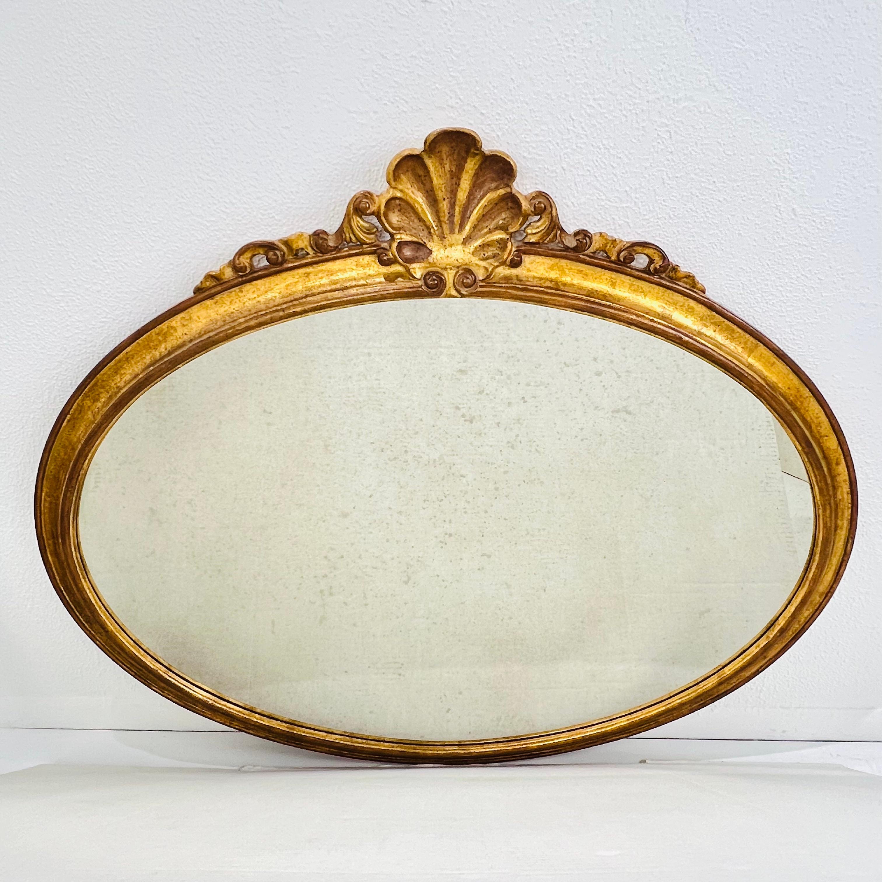 Coppia di specchi italiani in legno d'orato a conchiglia Antique Mirror in vendita 1