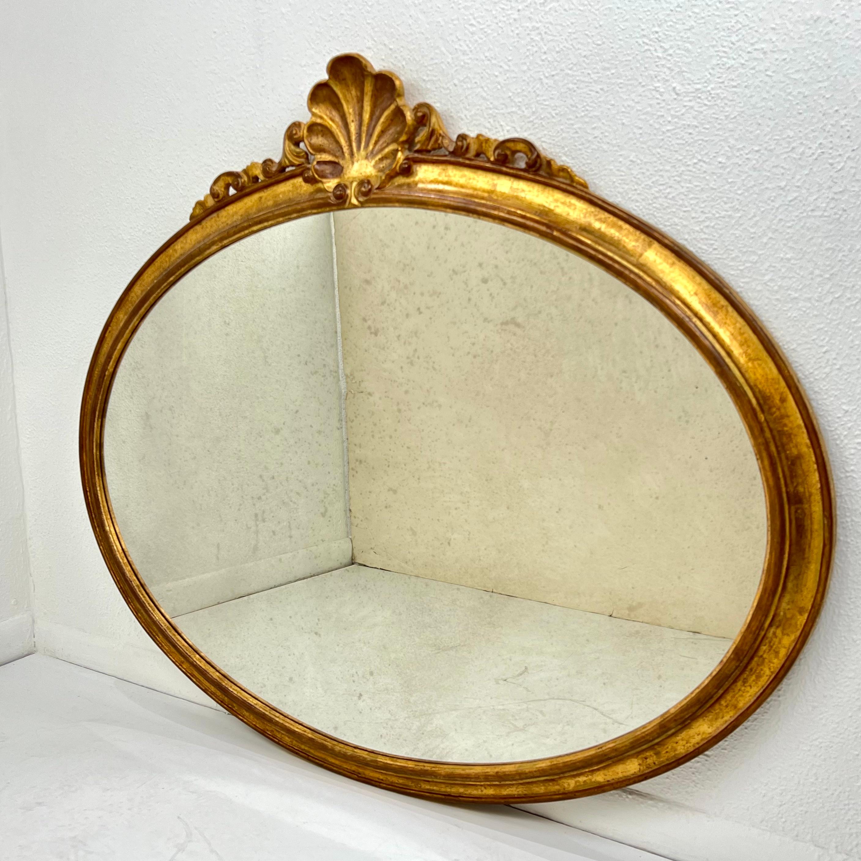 Coppia di specchi italiani in legno d'orato a conchiglia Antique Mirror in vendita 2