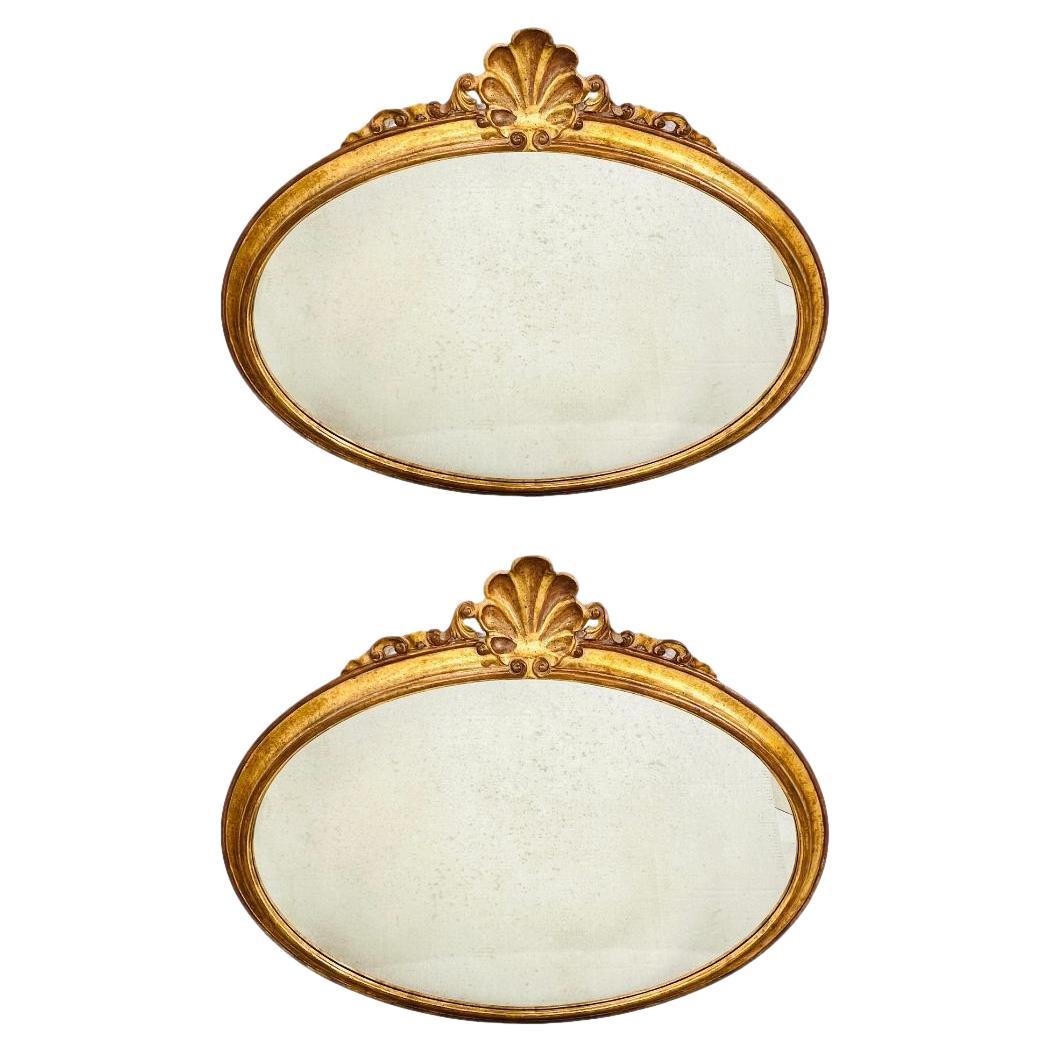 Coppia di specchi italiani in legno d'orato a conchiglia Antique Mirror in vendita