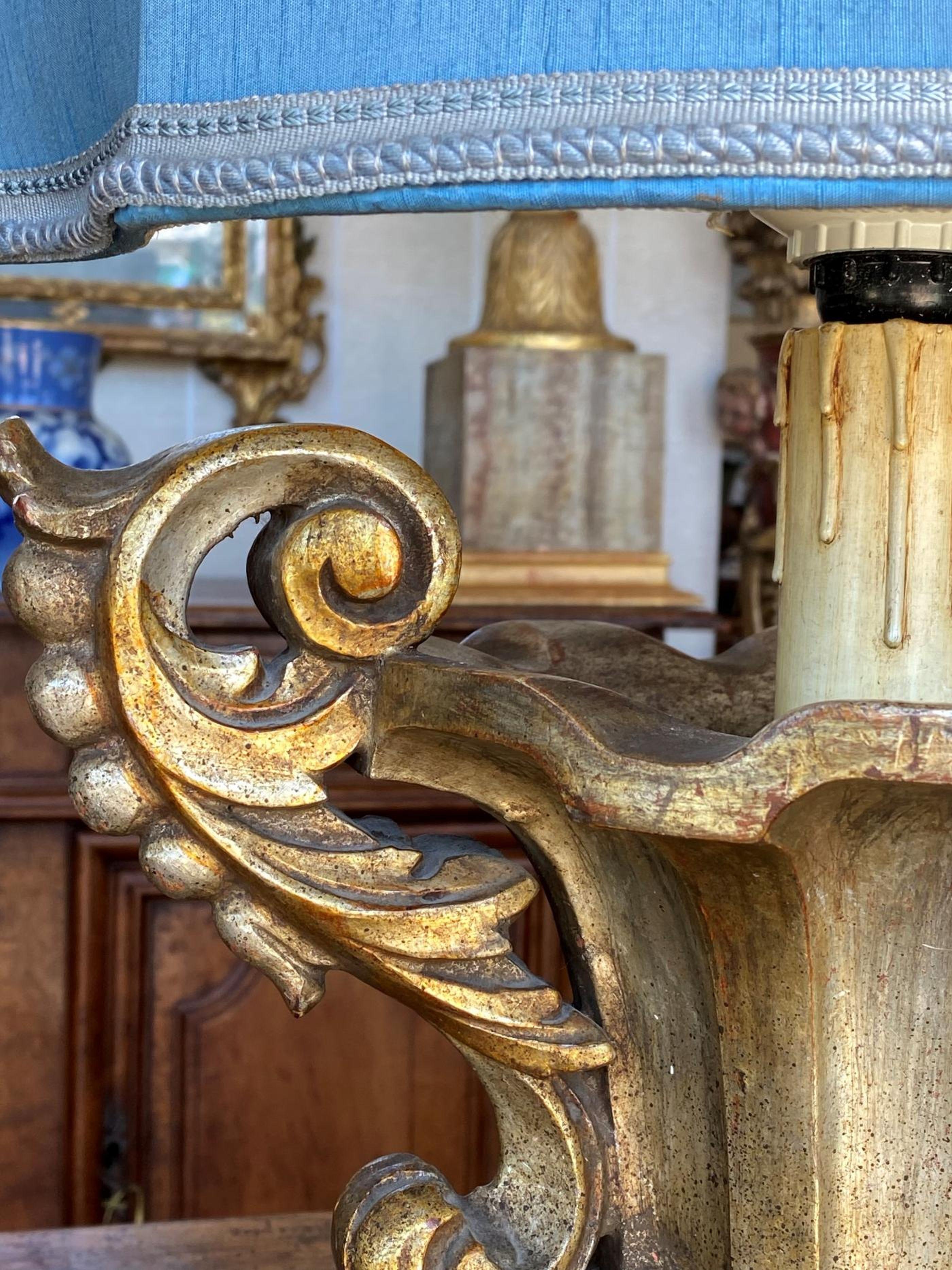 Sculpté Paire de lampes italiennes en bois doré en vente