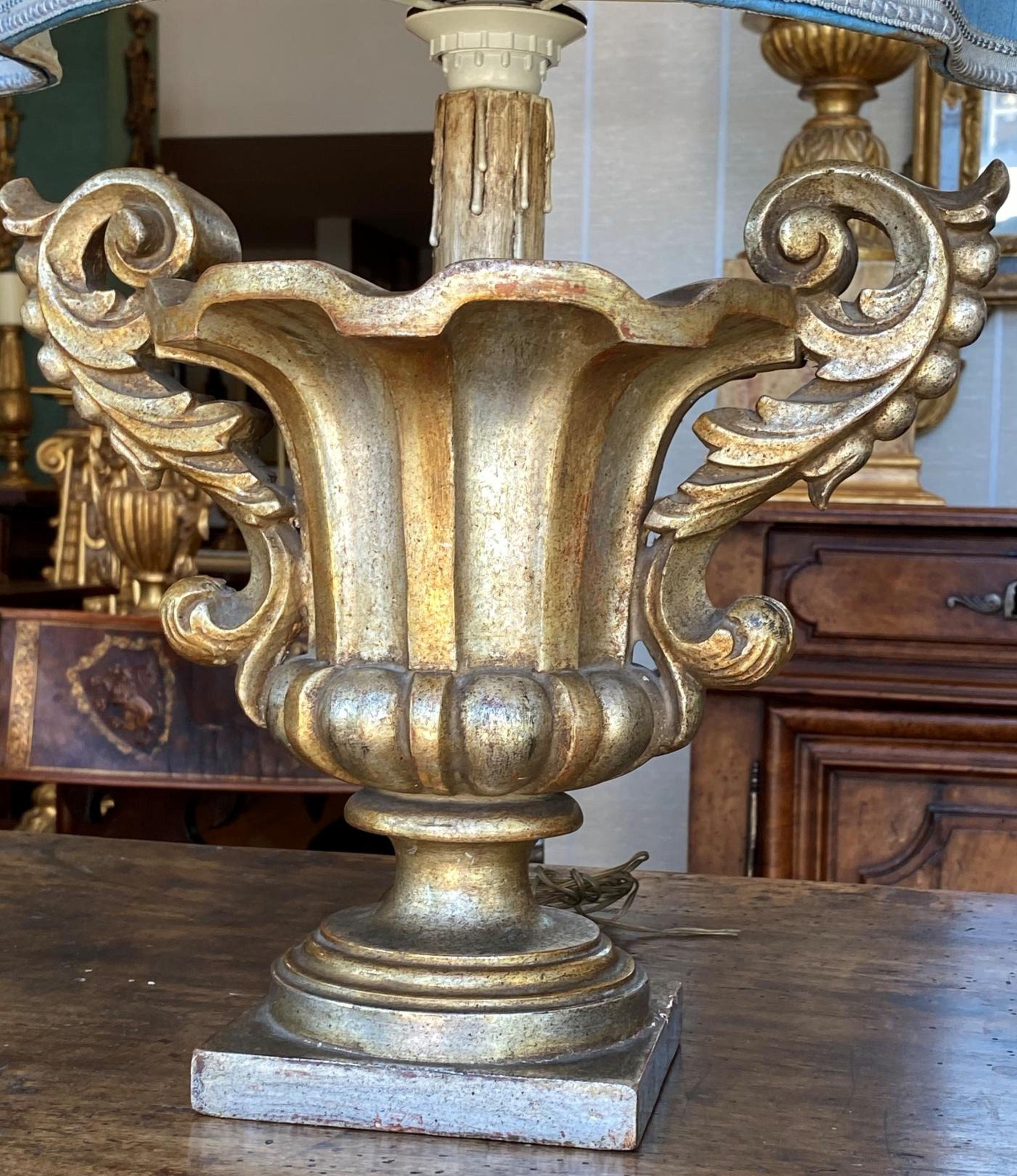 Paire de lampes italiennes en bois doré Bon état - En vente à Los Angeles, CA