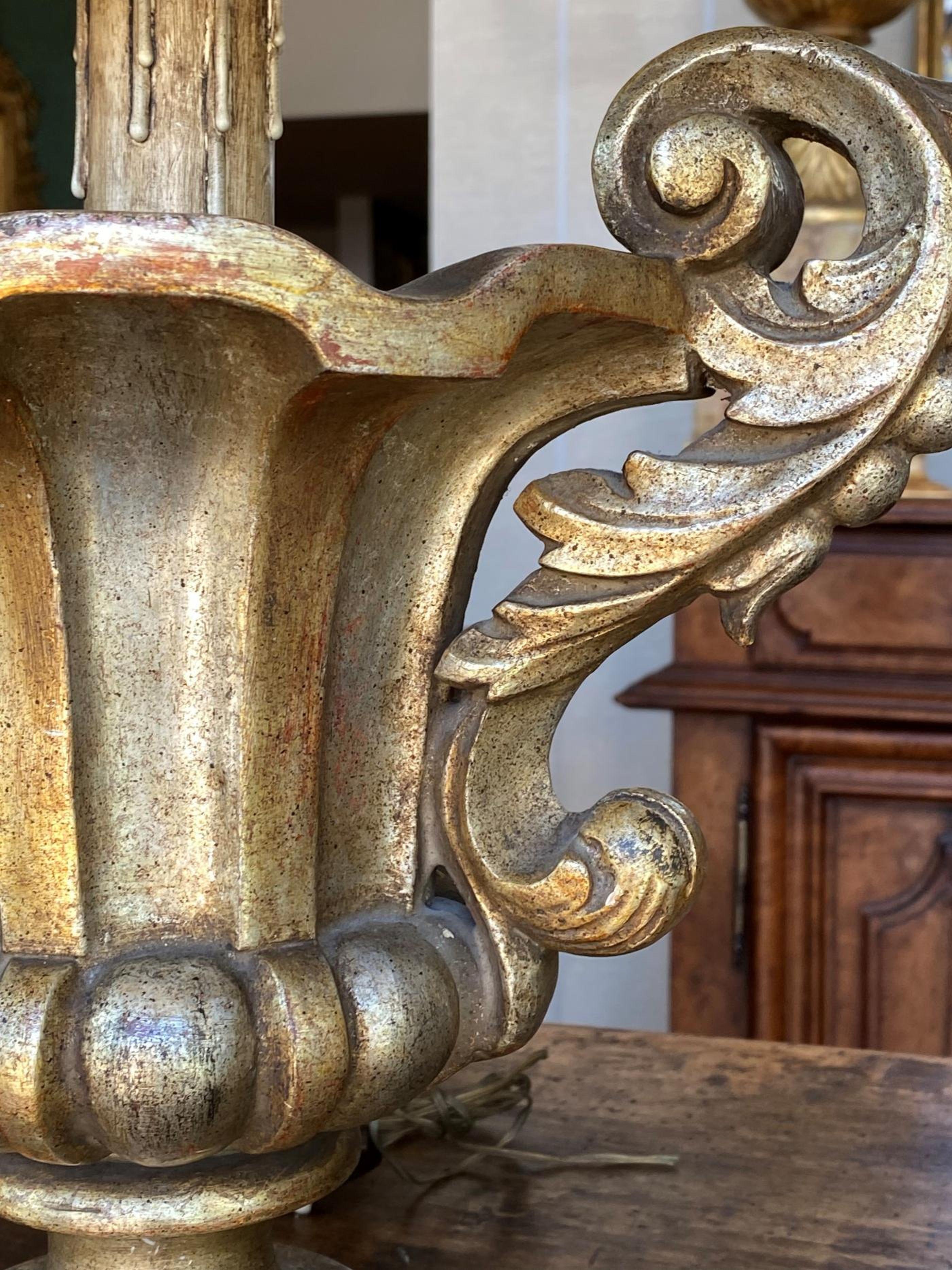 XIXe siècle Paire de lampes italiennes en bois doré en vente