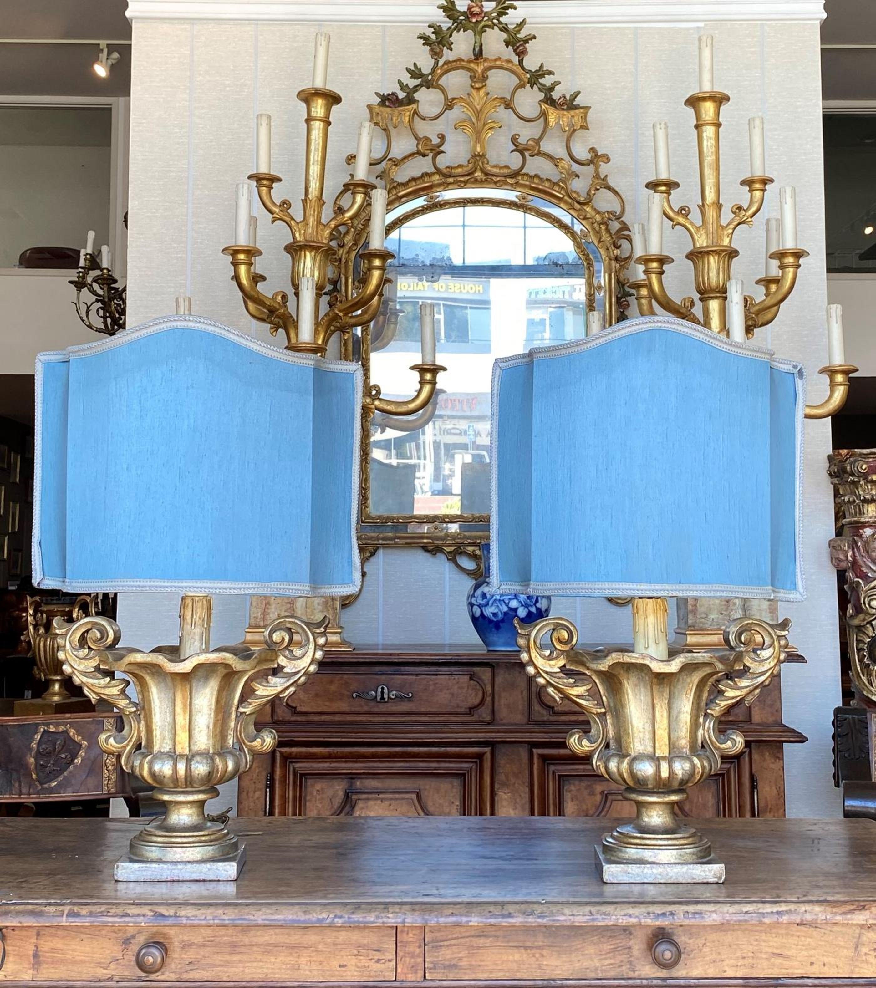 Bois doré Paire de lampes italiennes en bois doré en vente