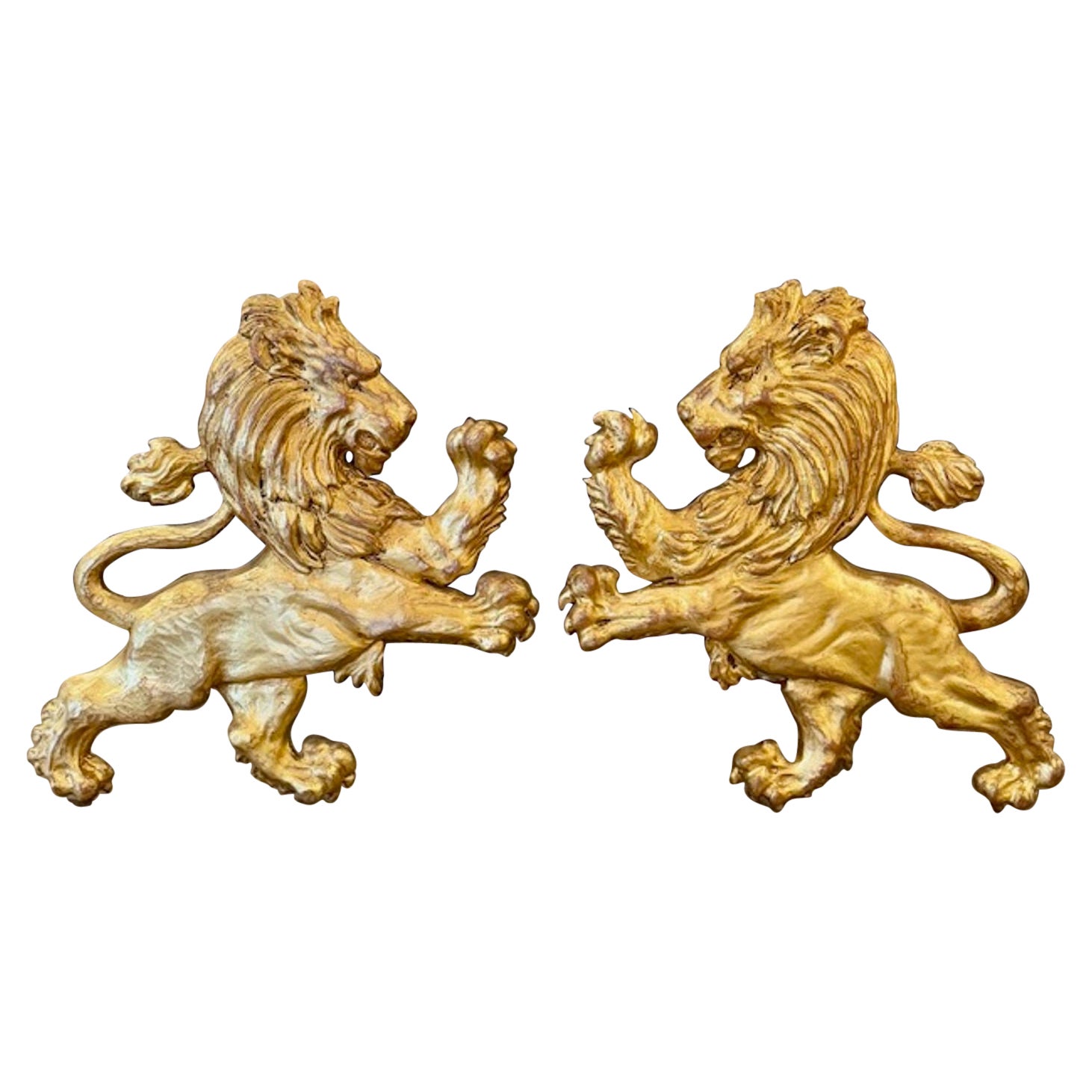 Paire de lions italiens en bois doré