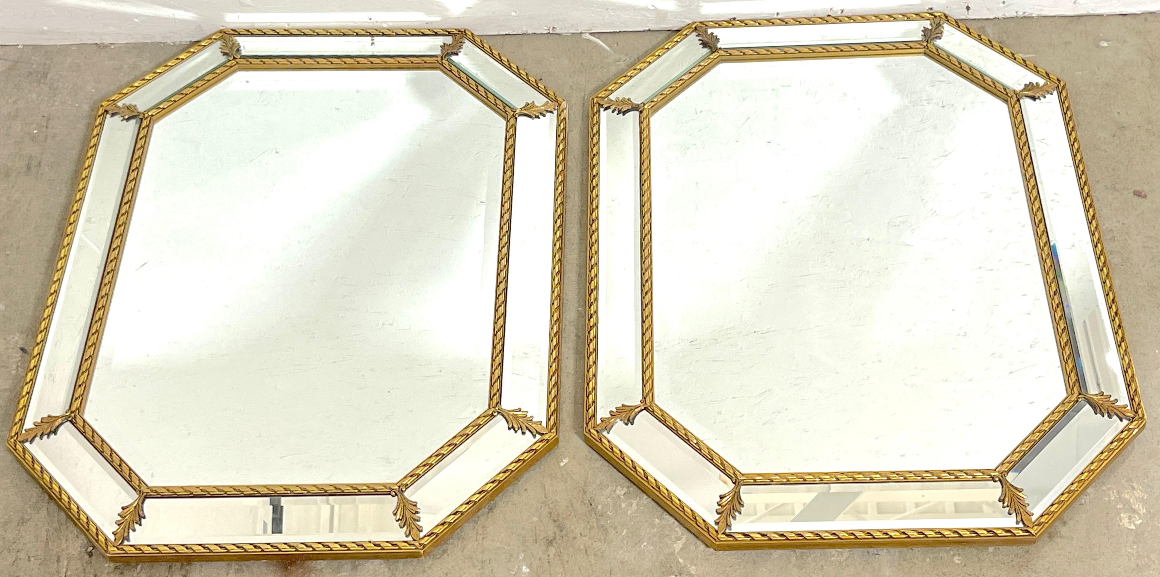 Zwei italienische neoklassizistische Spiegel aus Giltholz mit abgeschrägten Ecken  (Italienisch) im Angebot