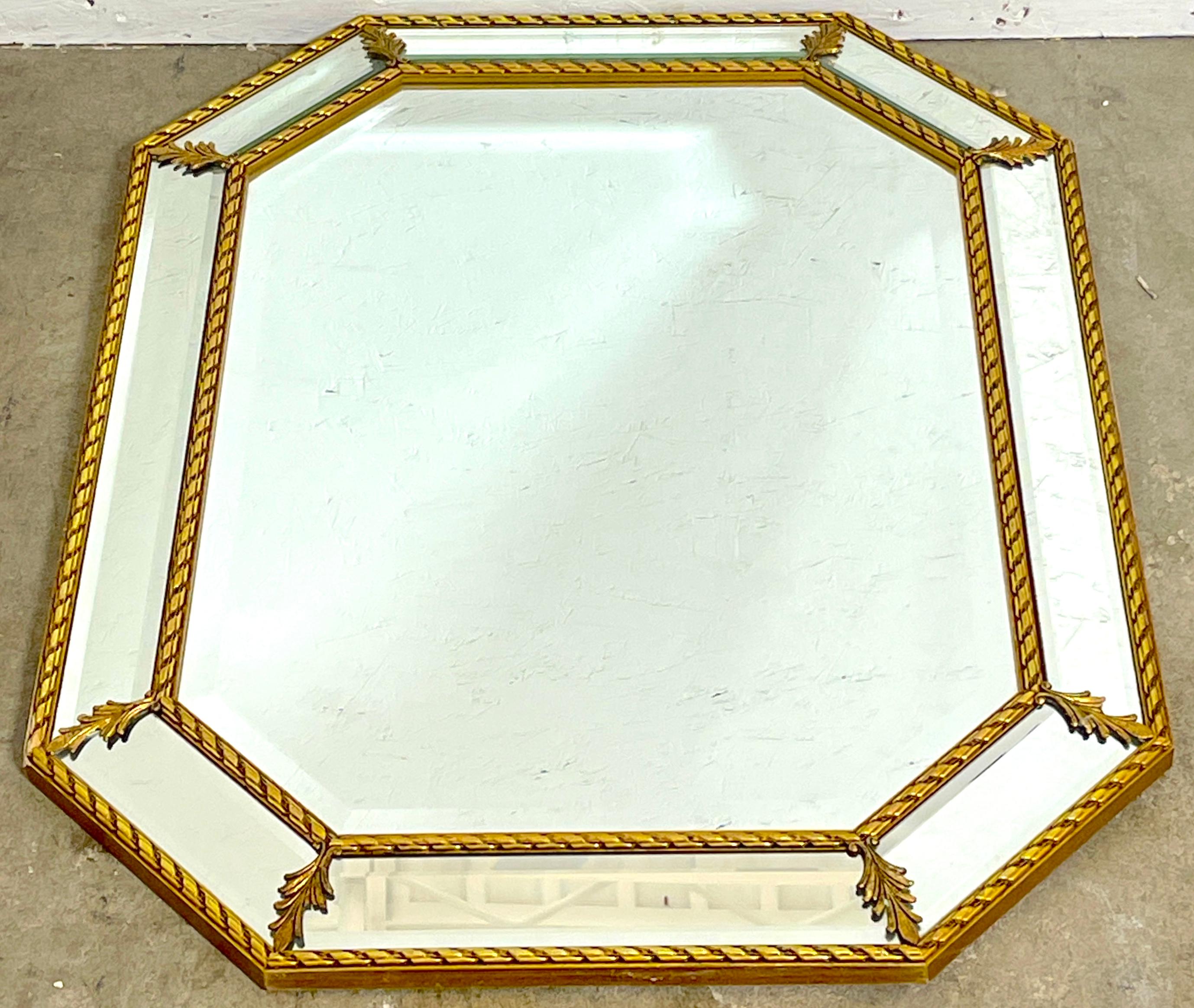 Zwei italienische neoklassizistische Spiegel aus Giltholz mit abgeschrägten Ecken  (Geschnitzt) im Angebot