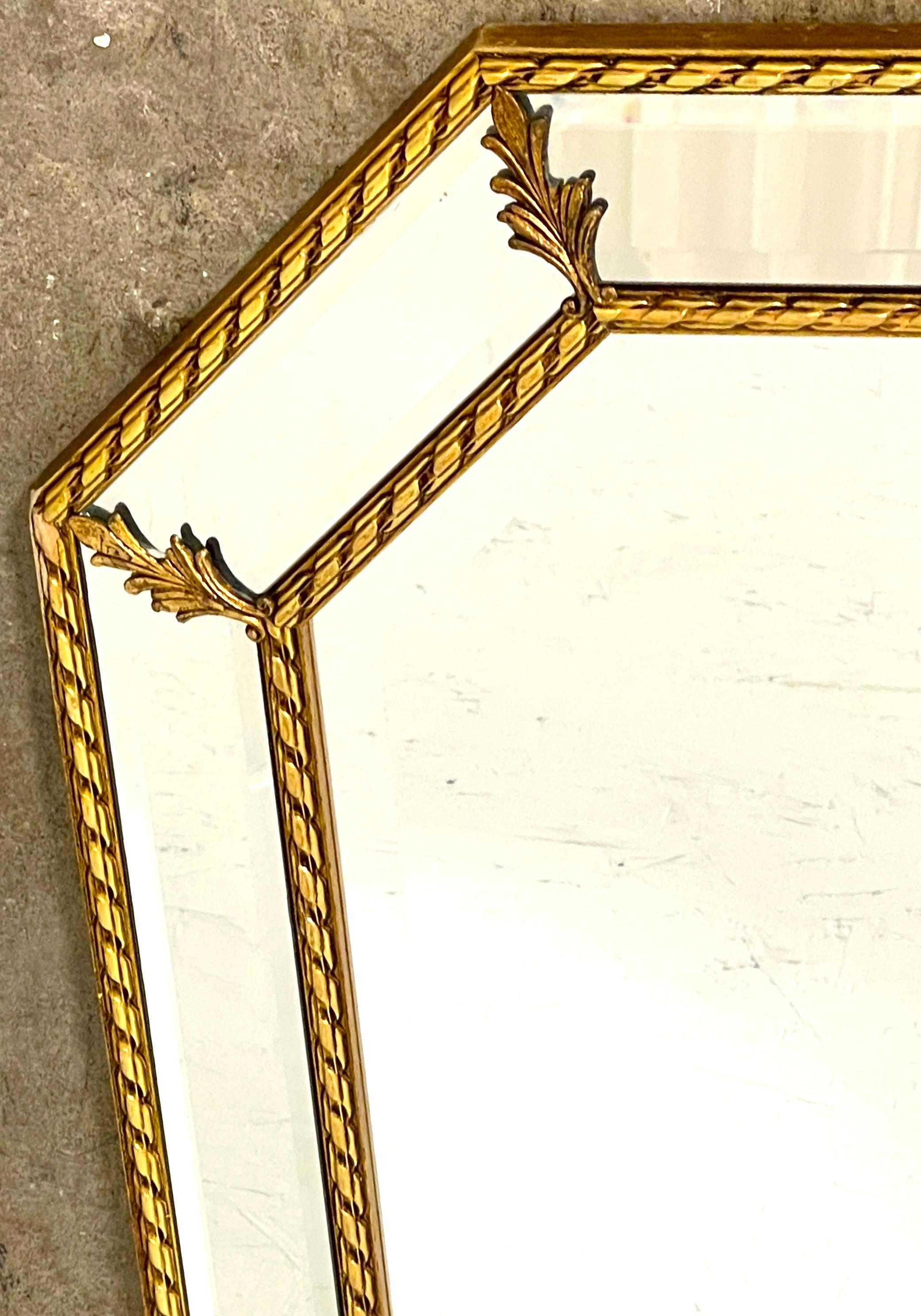 Zwei italienische neoklassizistische Spiegel aus Giltholz mit abgeschrägten Ecken  (20. Jahrhundert) im Angebot