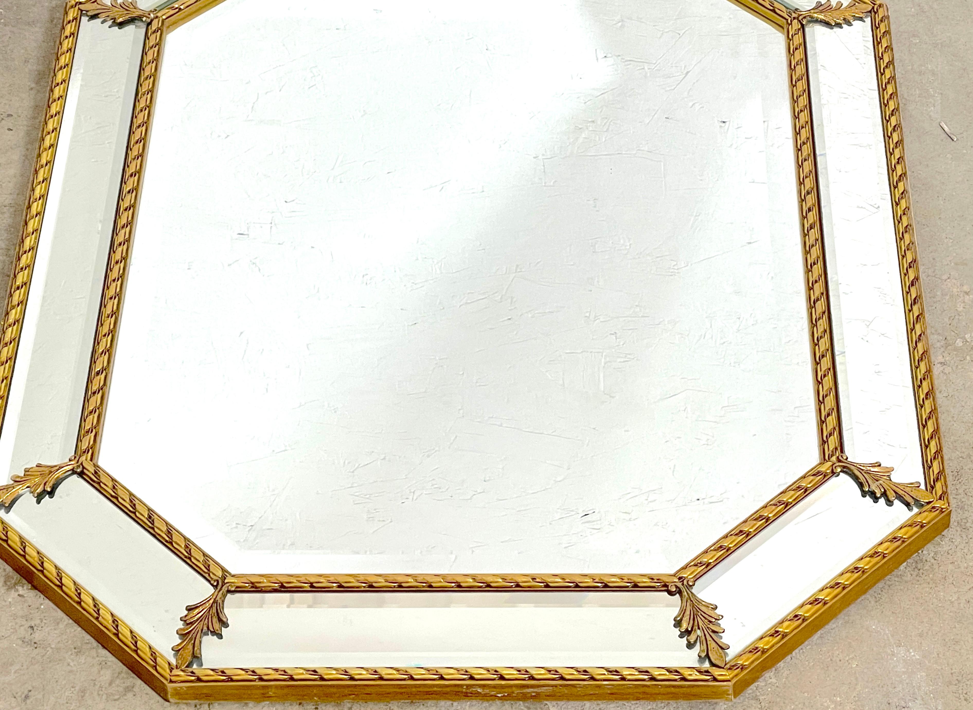 Zwei italienische neoklassizistische Spiegel aus Giltholz mit abgeschrägten Ecken  im Angebot 1