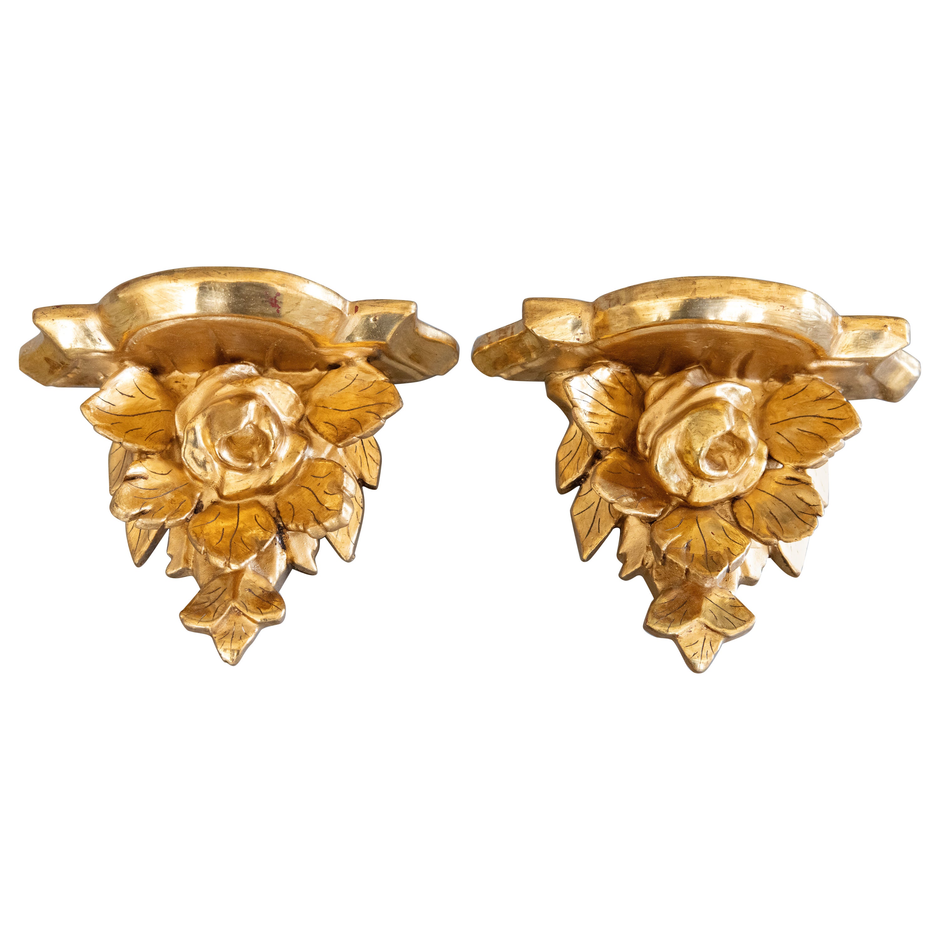 Coppia di mensole da parete con rose in legno dorato, circa 1940