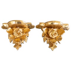 Coppia di mensole da parete con rose in legno dorato, circa 1940