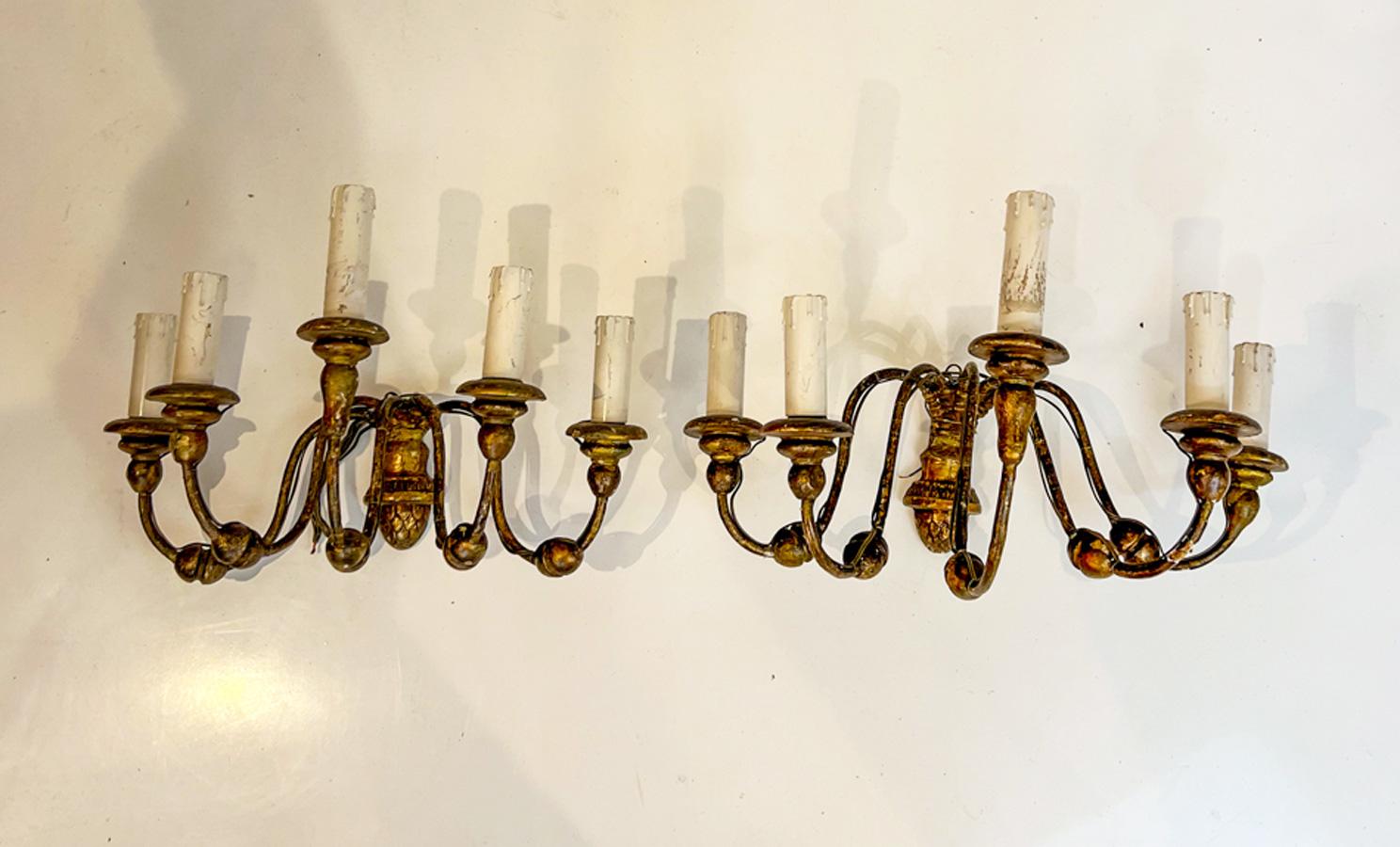 Cette paire d'appliques présente une configuration très inhabituelle. Un arrangement semi-circulaire de 5 bras de bougies. Ils ont été câblés en Europe et doivent donc être recâblés pour les États-Unis.
