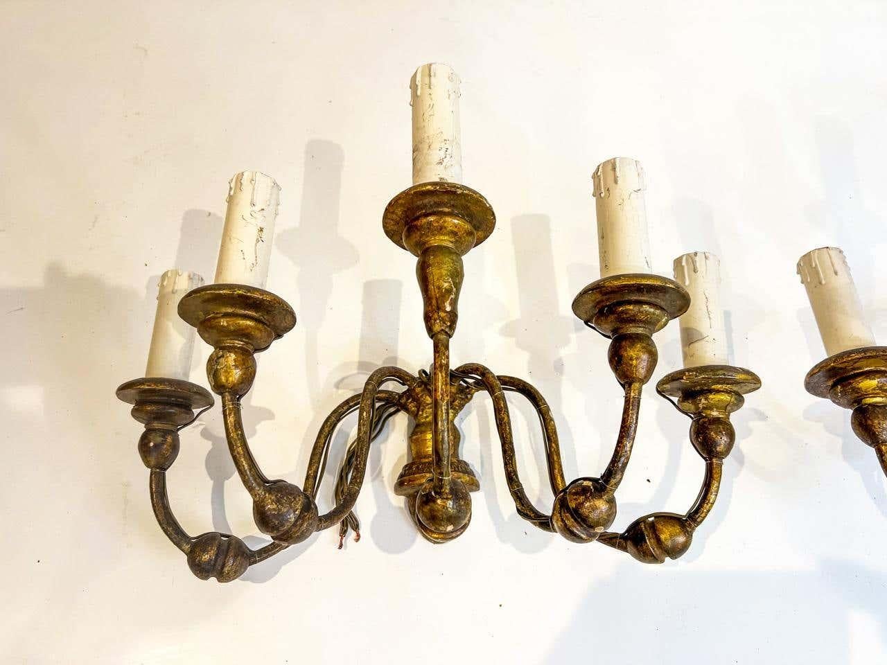 Doré Paire d'appliques italiennes en bois doré -  5 Lumière,  18ème siècle  en vente