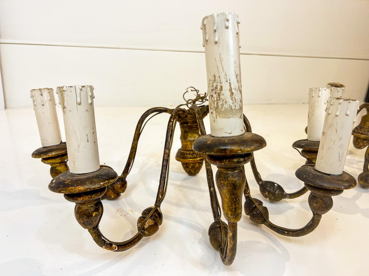Paire d'appliques italiennes en bois doré, 5 lumières, 18ème siècle Bon état - En vente à New Orleans, LA