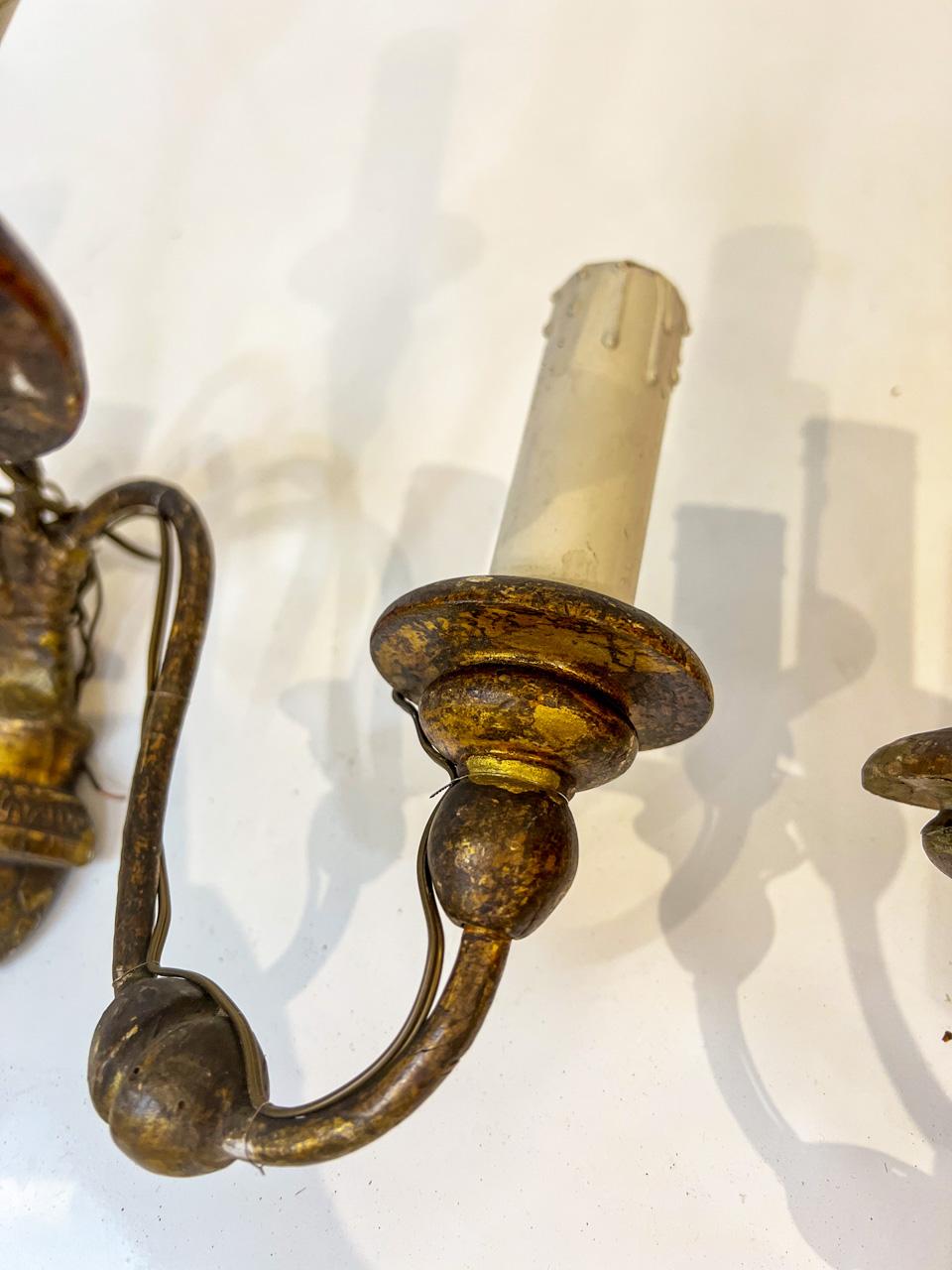 Fer Paire d'appliques italiennes en bois doré, 5 lumières, 18ème siècle en vente